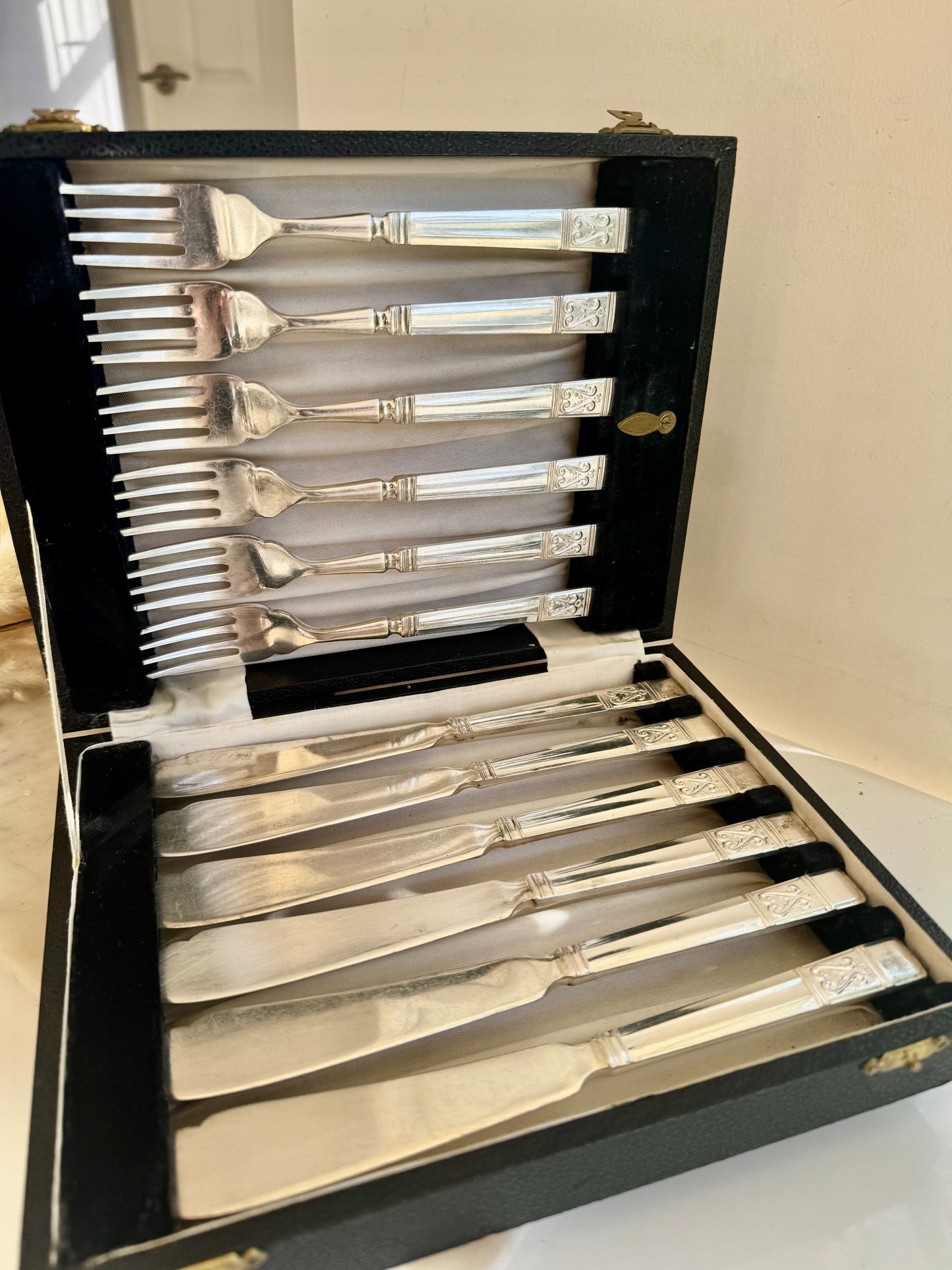 Vintage English Cutlery Set by Mosby & Eakin – 12-Piece Silver Plated Flatware in Original Case