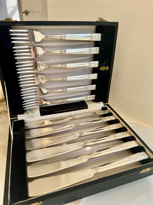 Vintage English Cutlery Set by Mosby & Eakin – 12-Piece Silver Plated Flatware in Original Case