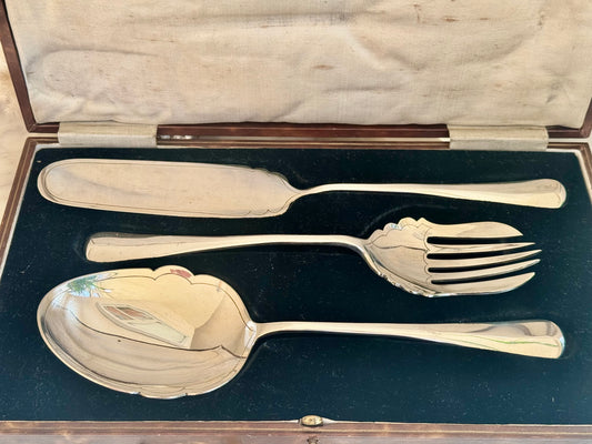 Vintage Silver-Plated Serving Set in Original Fitted Box – Knife, Fork & Spoon
Made in England, early 20th century