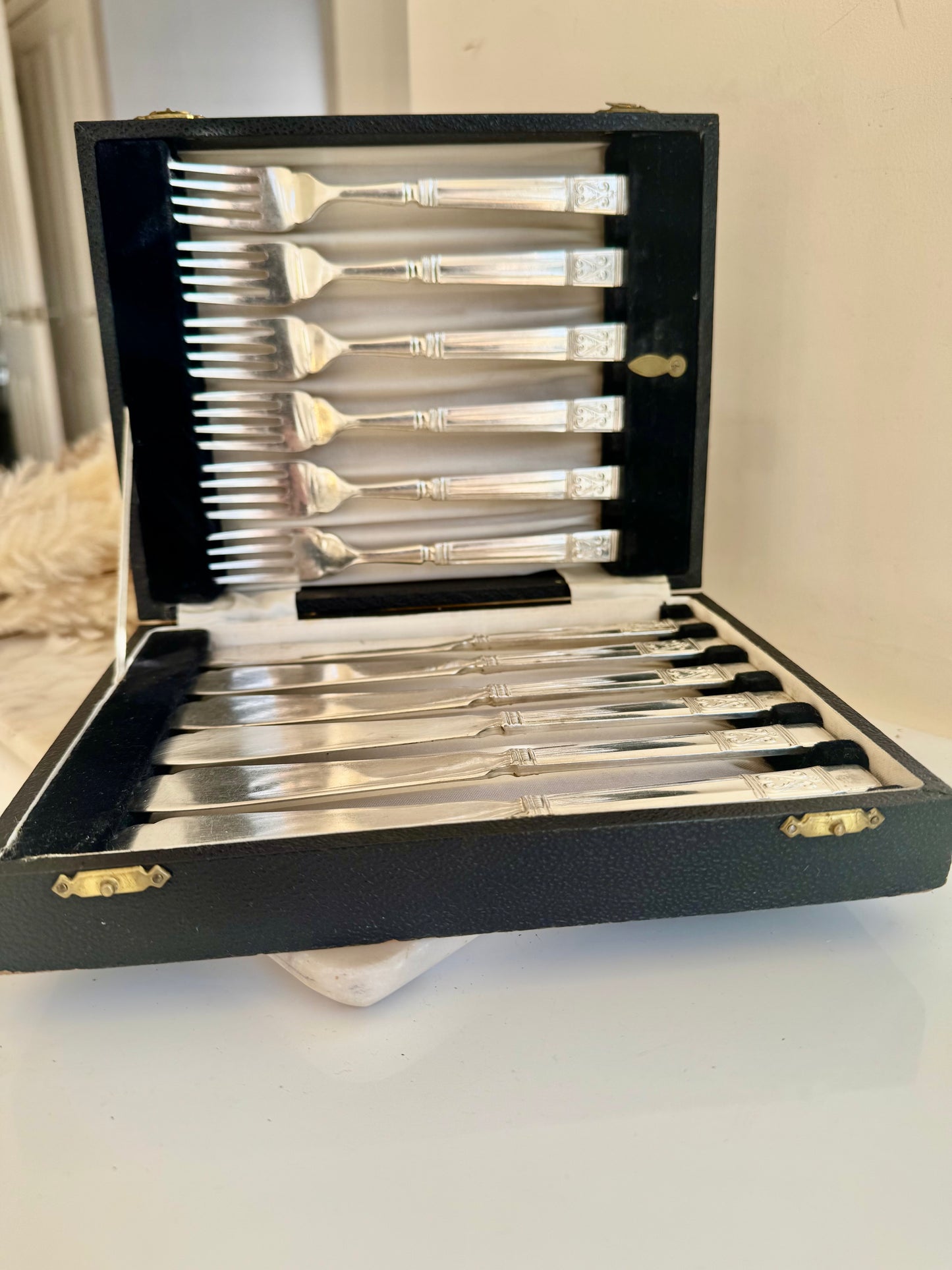 Vintage English Cutlery Set by Mosby & Eakin – 12-Piece Silver Plated Flatware in Original Case