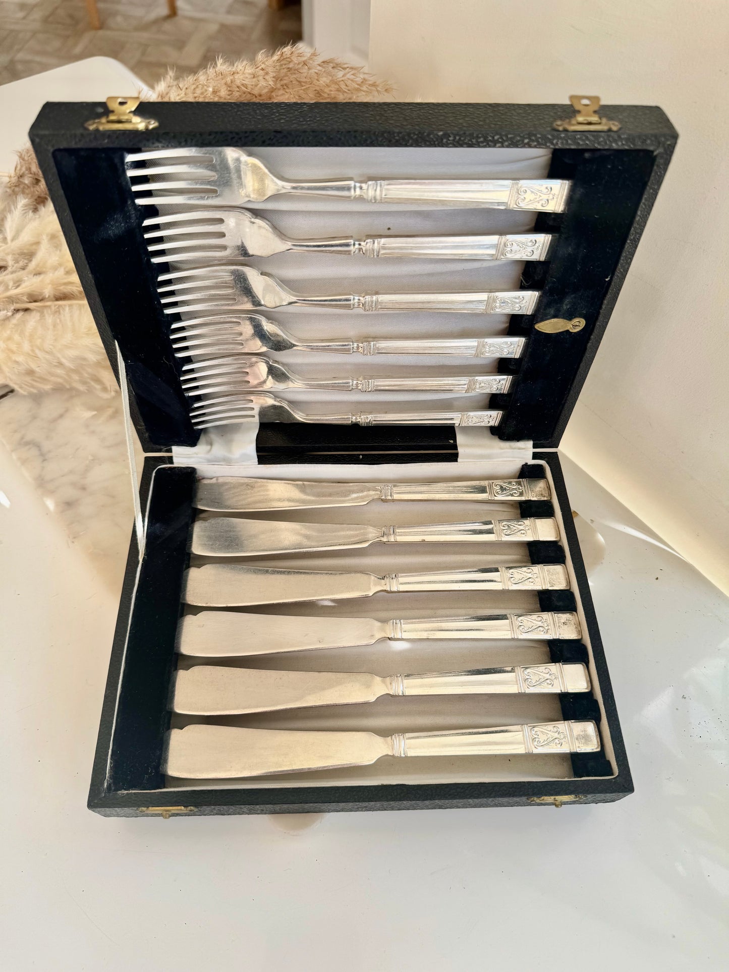 Vintage English Cutlery Set by Mosby & Eakin – 12-Piece Silver Plated Flatware in Original Case