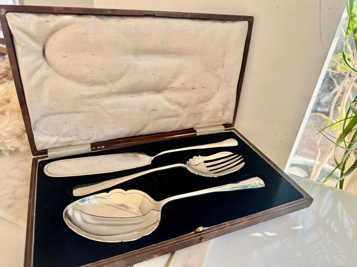 Vintage Silver-Plated Serving Set in Original Fitted Box – Knife, Fork & Spoon
Made in England, early 20th century