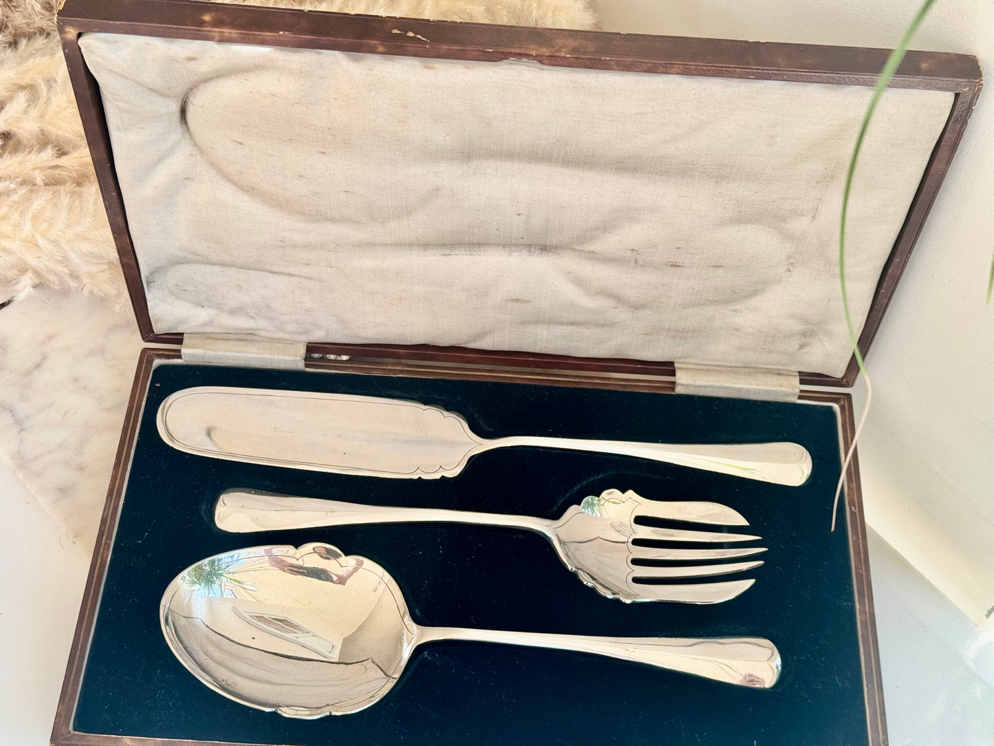 Vintage Silver-Plated Serving Set in Original Fitted Box – Knife, Fork & Spoon
Made in England, early 20th century