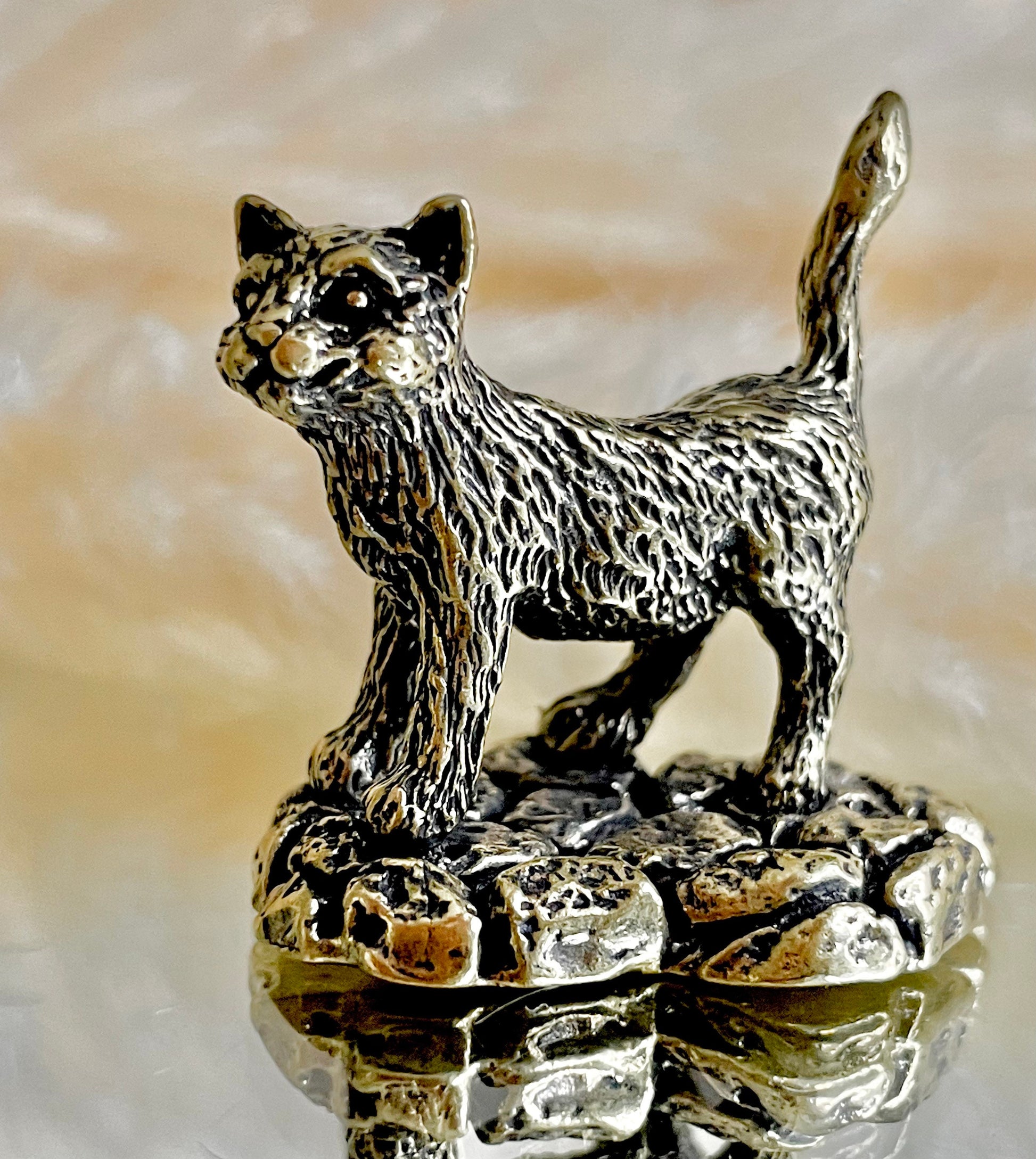 Cat brass figurine, Fine lifelike brass ornament, desktop decoration, gift for a cat lover, Paperweight, adorable gift for her, wild cat