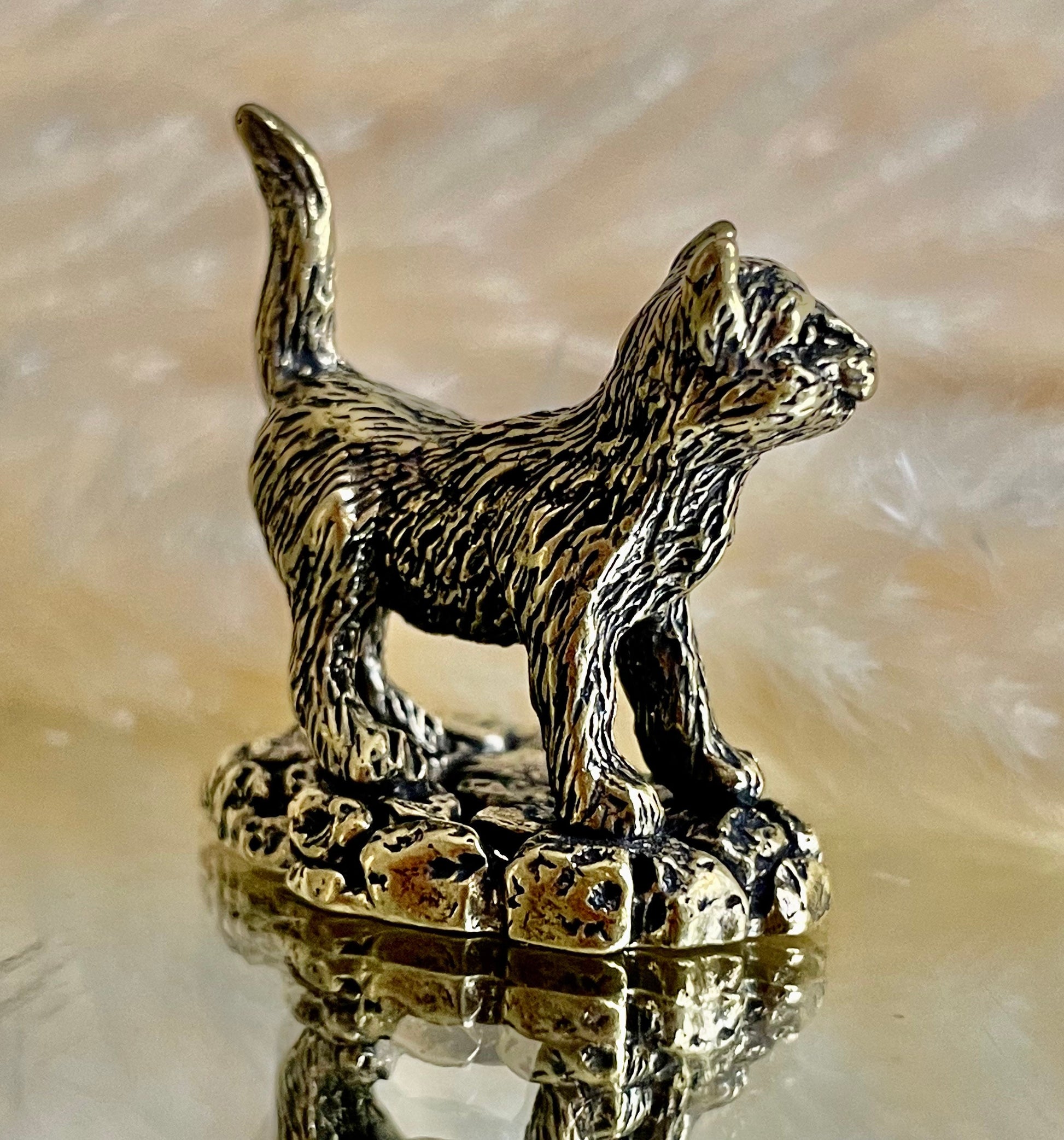 Cat brass figurine, Fine lifelike brass ornament, desktop decoration, gift for a cat lover, Paperweight, adorable gift for her, wild cat