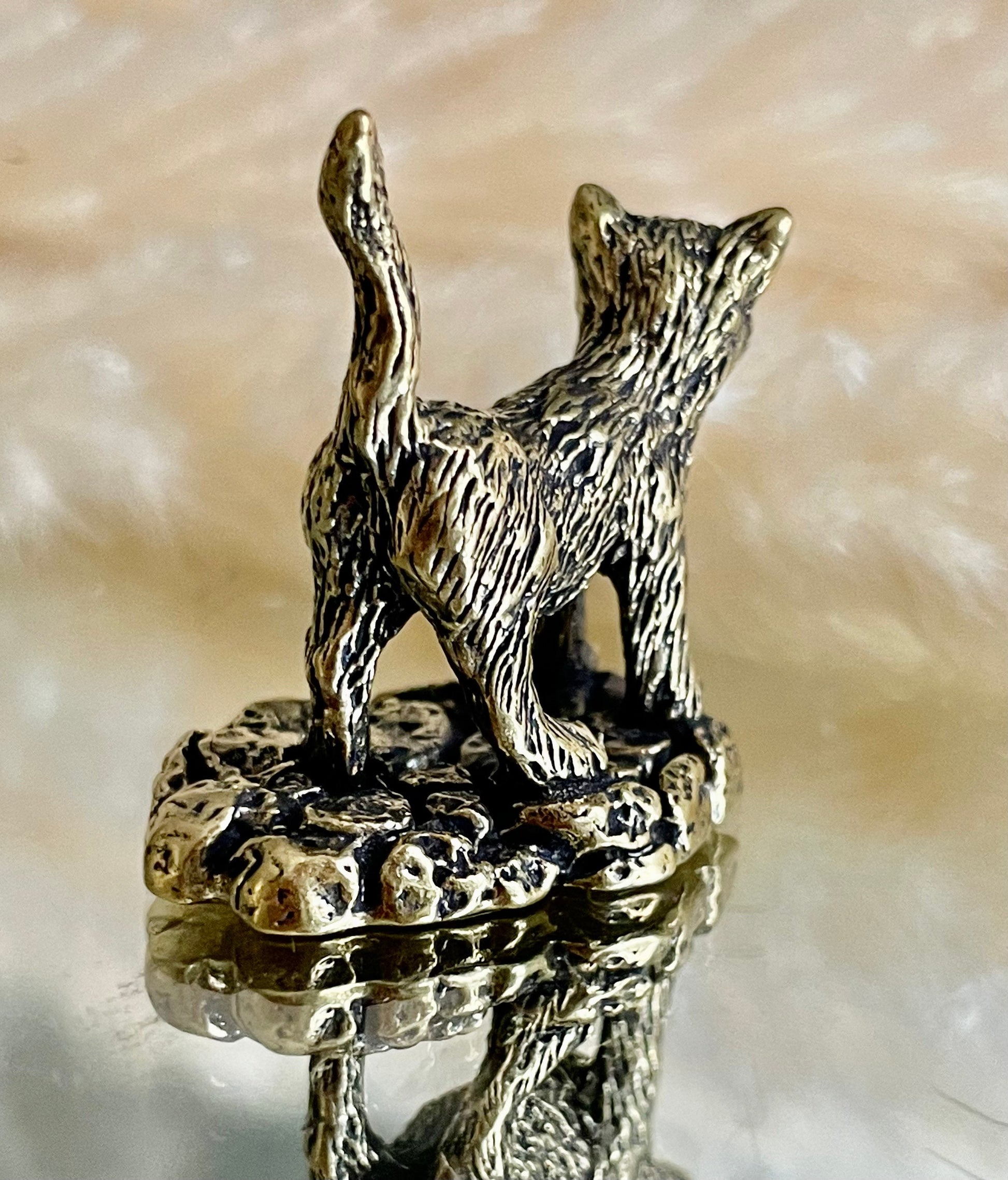 Cat brass figurine, Fine lifelike brass ornament, desktop decoration, gift for a cat lover, Paperweight, adorable gift for her, wild cat