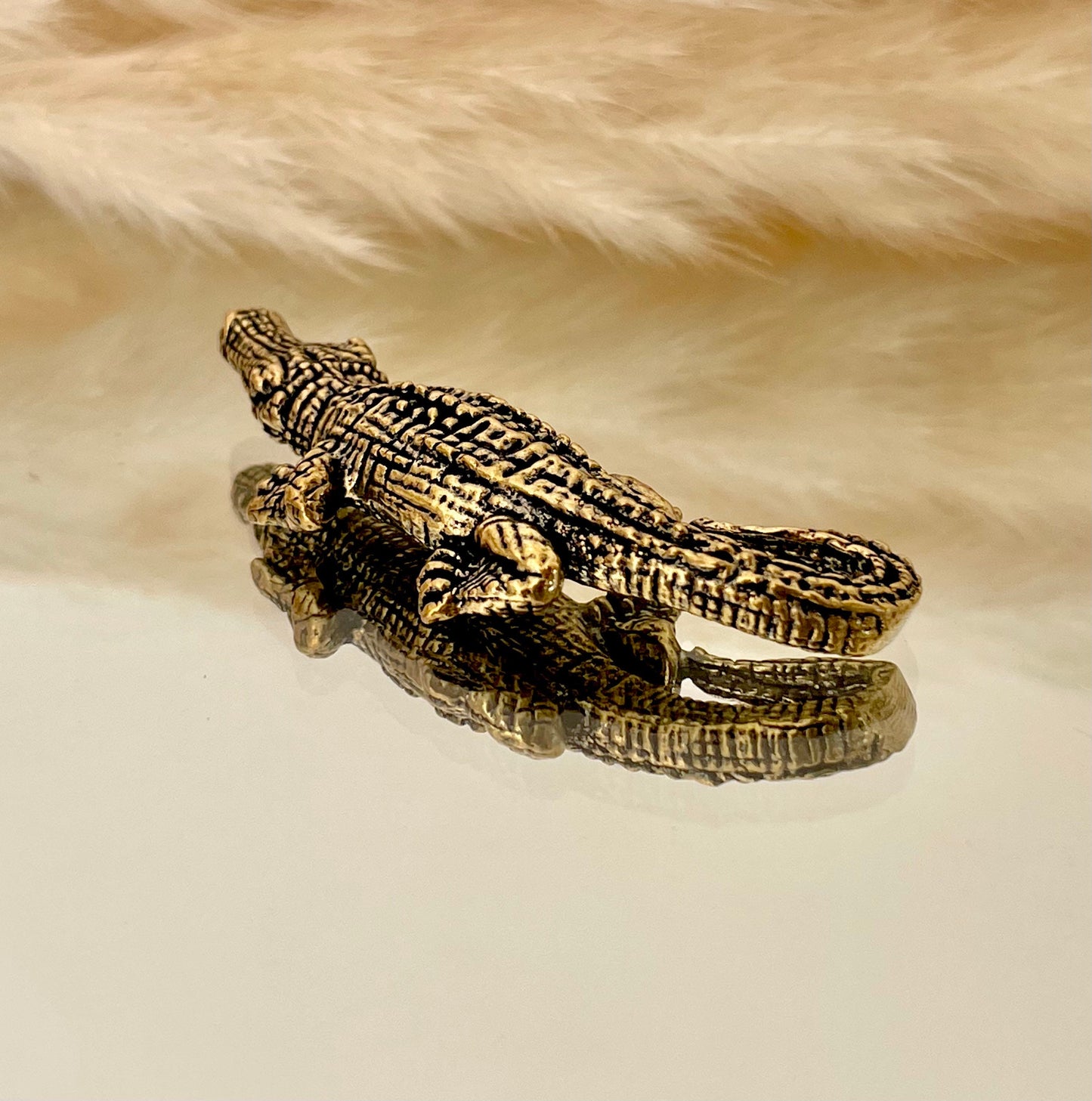Little crocodile figurine, caiman solid high quality brass figurine, fine workmanship, creative little gift, desktop decoration