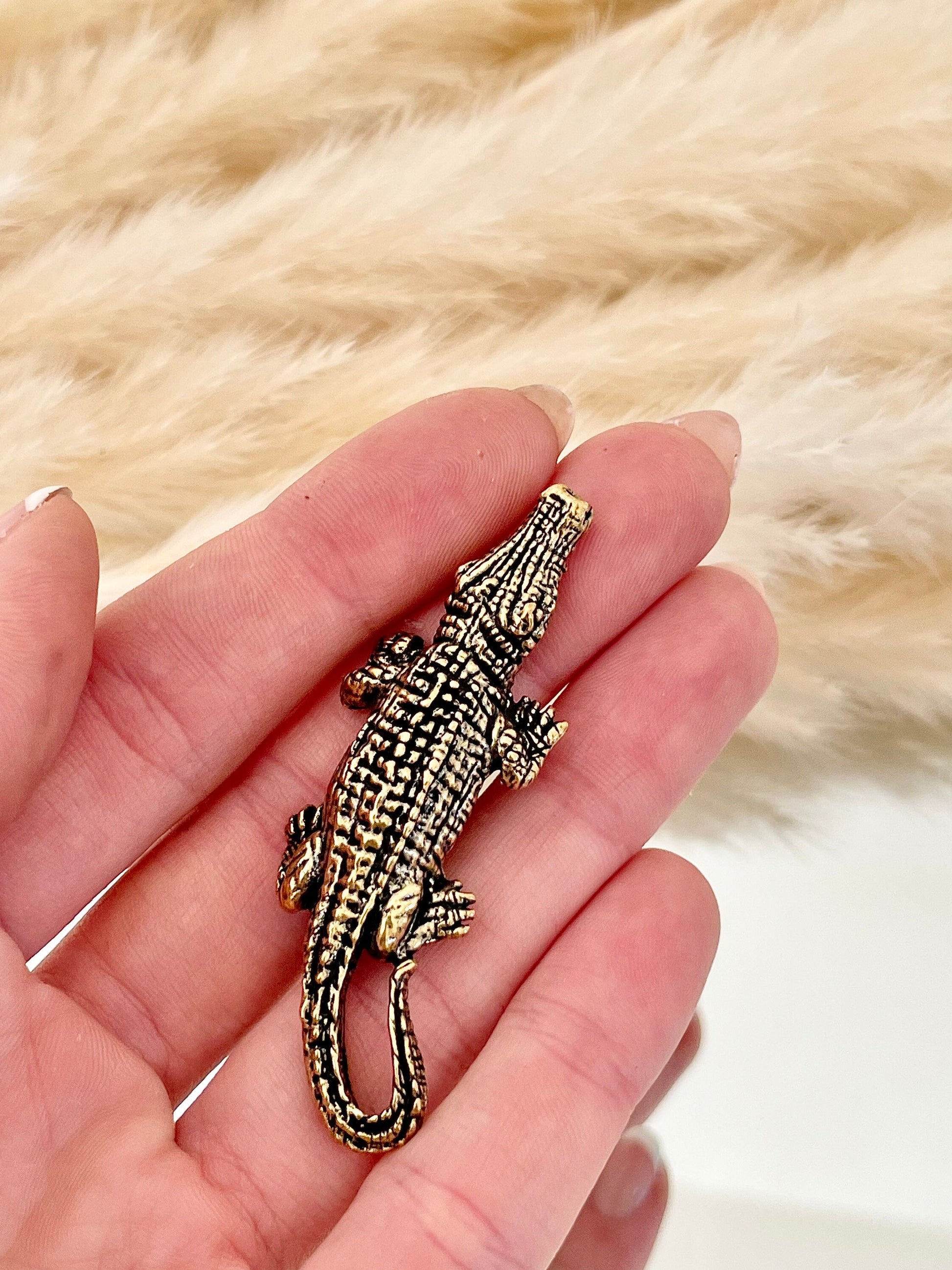 Little crocodile figurine, caiman solid high quality brass figurine, fine workmanship, creative little gift, desktop decoration