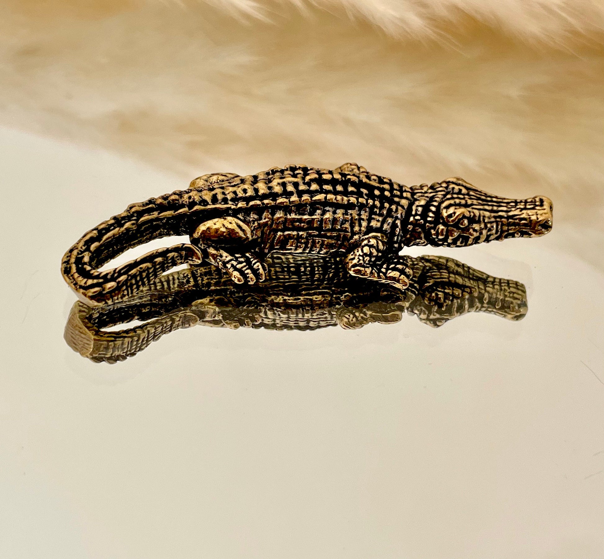 Little crocodile figurine, caiman solid high quality brass figurine, fine workmanship, creative little gift, desktop decoration