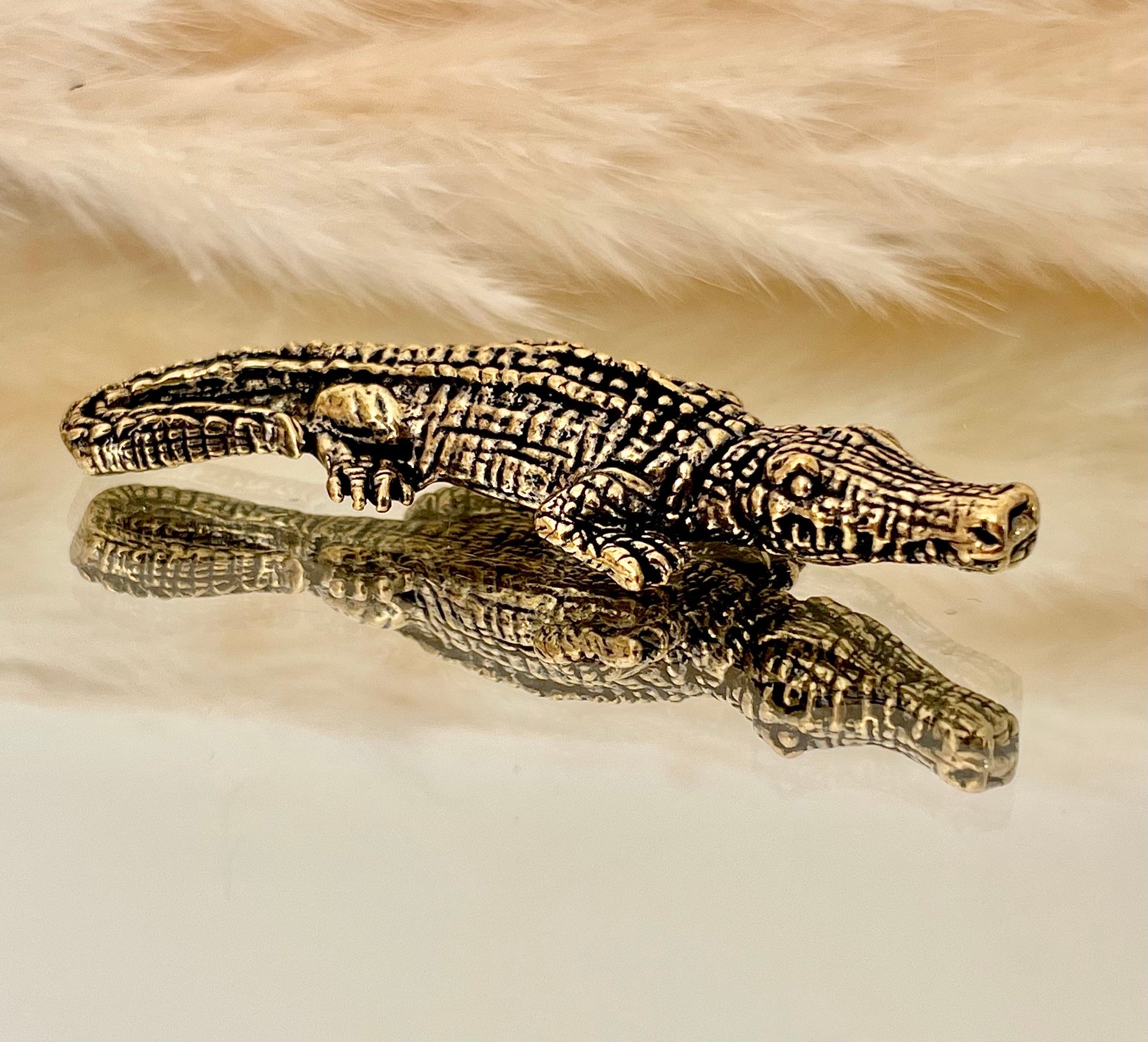 Little crocodile figurine, caiman solid high quality brass figurine, fine workmanship, creative little gift, desktop decoration