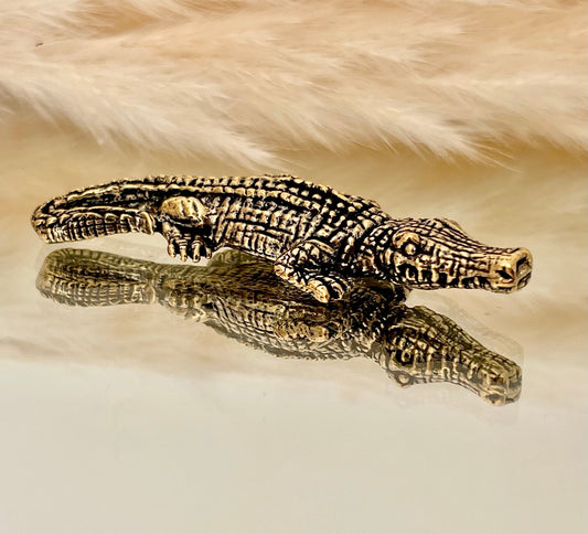 Little crocodile figurine, caiman solid high quality brass figurine, fine workmanship, creative little gift, desktop decoration
