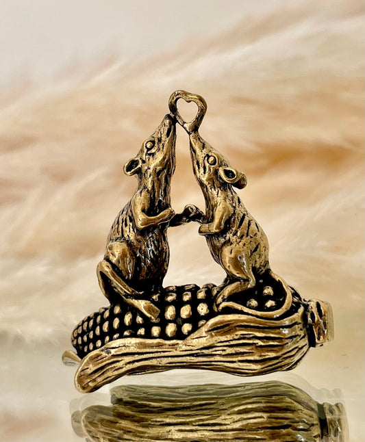 Metal mouse statuette, Kissing mice, solid brass figurine, Mouse in love, Love Souvenir, Meaningful gift, Novelty gift, gift for loved ones