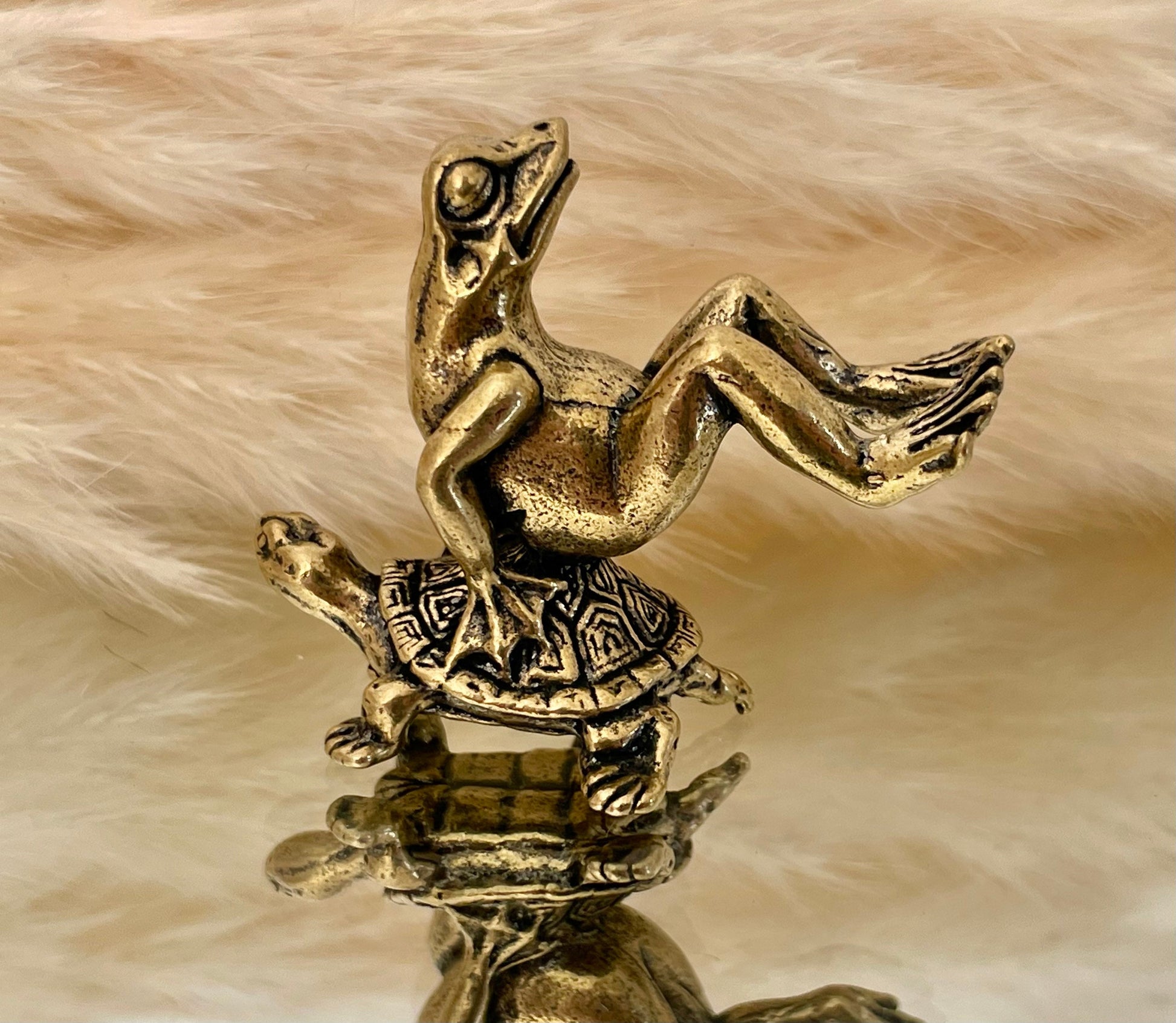 Fine solid brass creative figurine, The Friendship of the Turtle and the Frog, brush rest, novelty gift, frog figurine, Creative gift