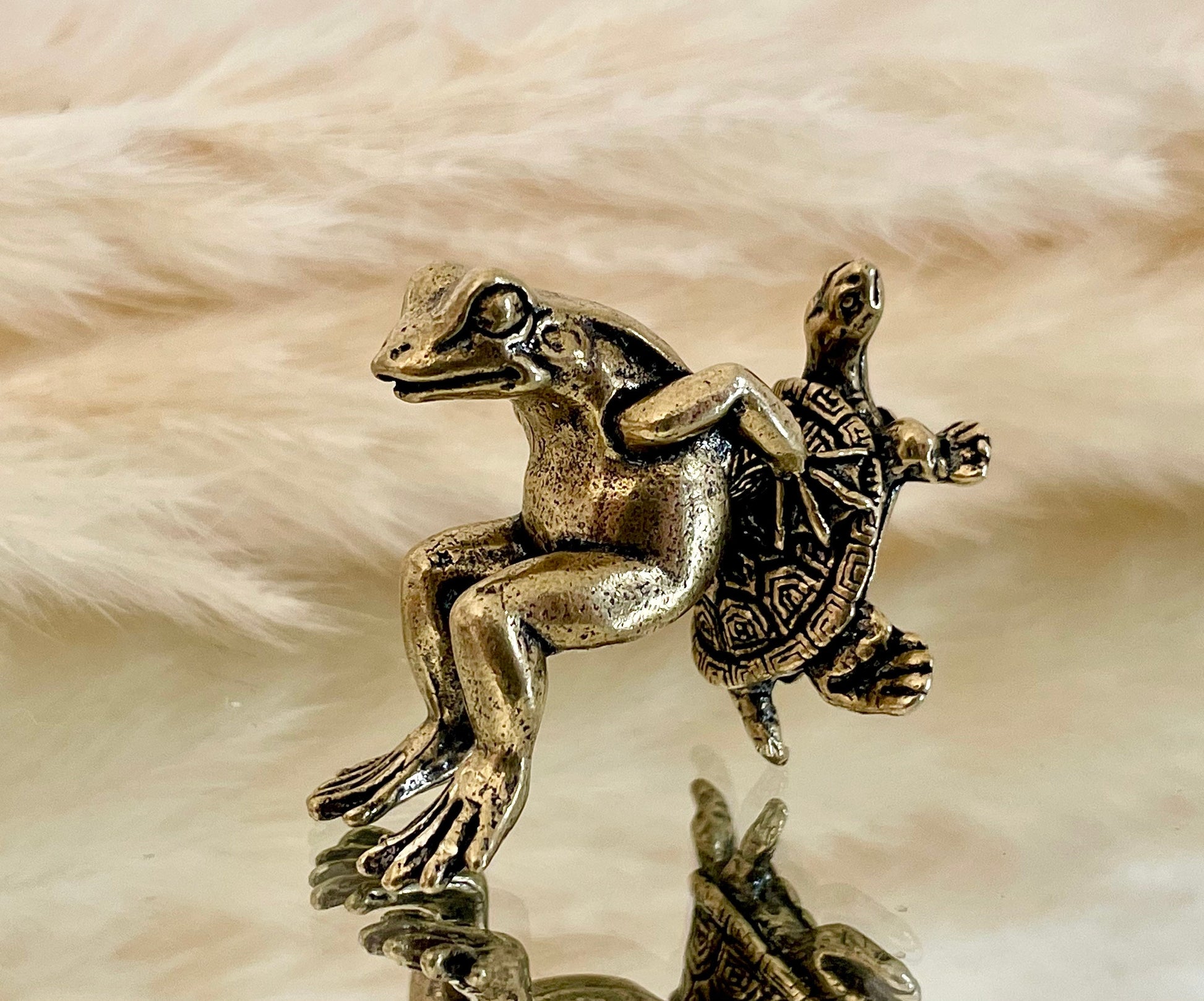 Fine solid brass creative figurine, The Friendship of the Turtle and the Frog, brush rest, novelty gift, frog figurine, Creative gift