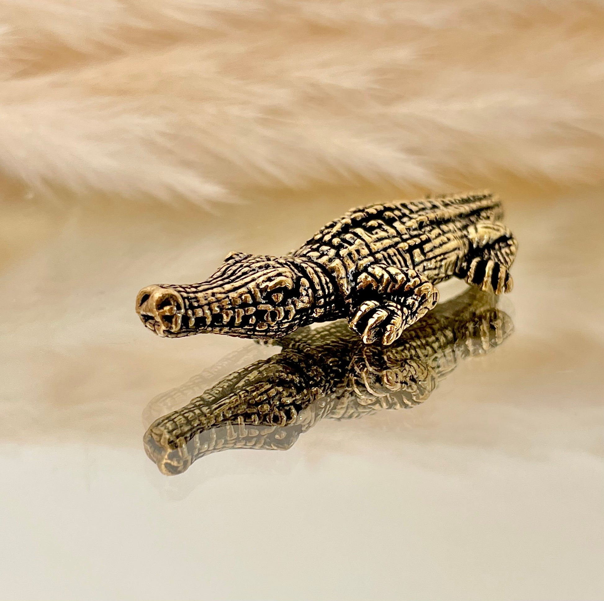 Little crocodile figurine, caiman solid high quality brass figurine, fine workmanship, creative little gift, desktop decoration