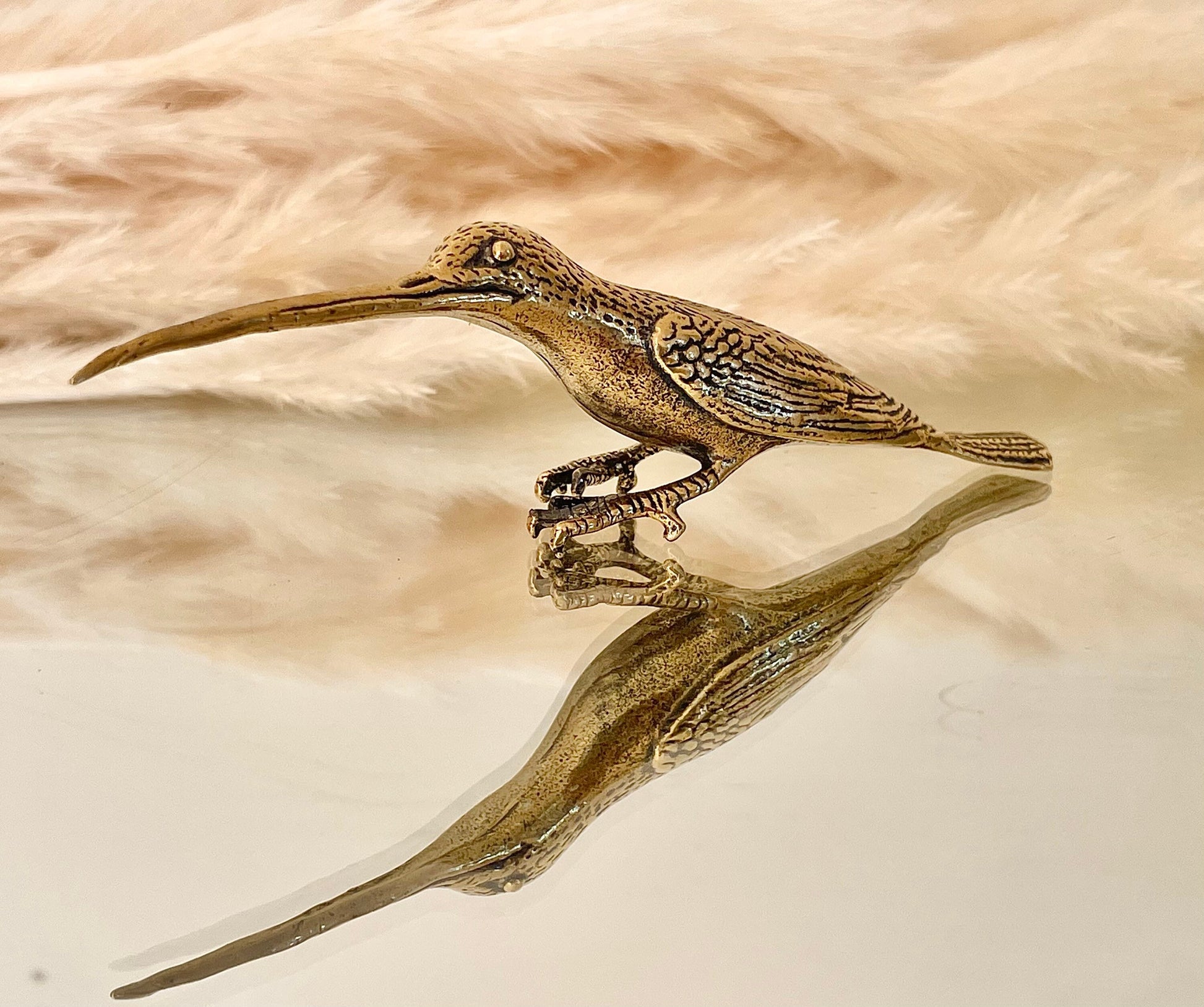 Hummingbird statuette, lifelike solid brass figurine, Curious hummingbird figure, Desktop ornament, Pretty gift, Paperweight, Nice gift