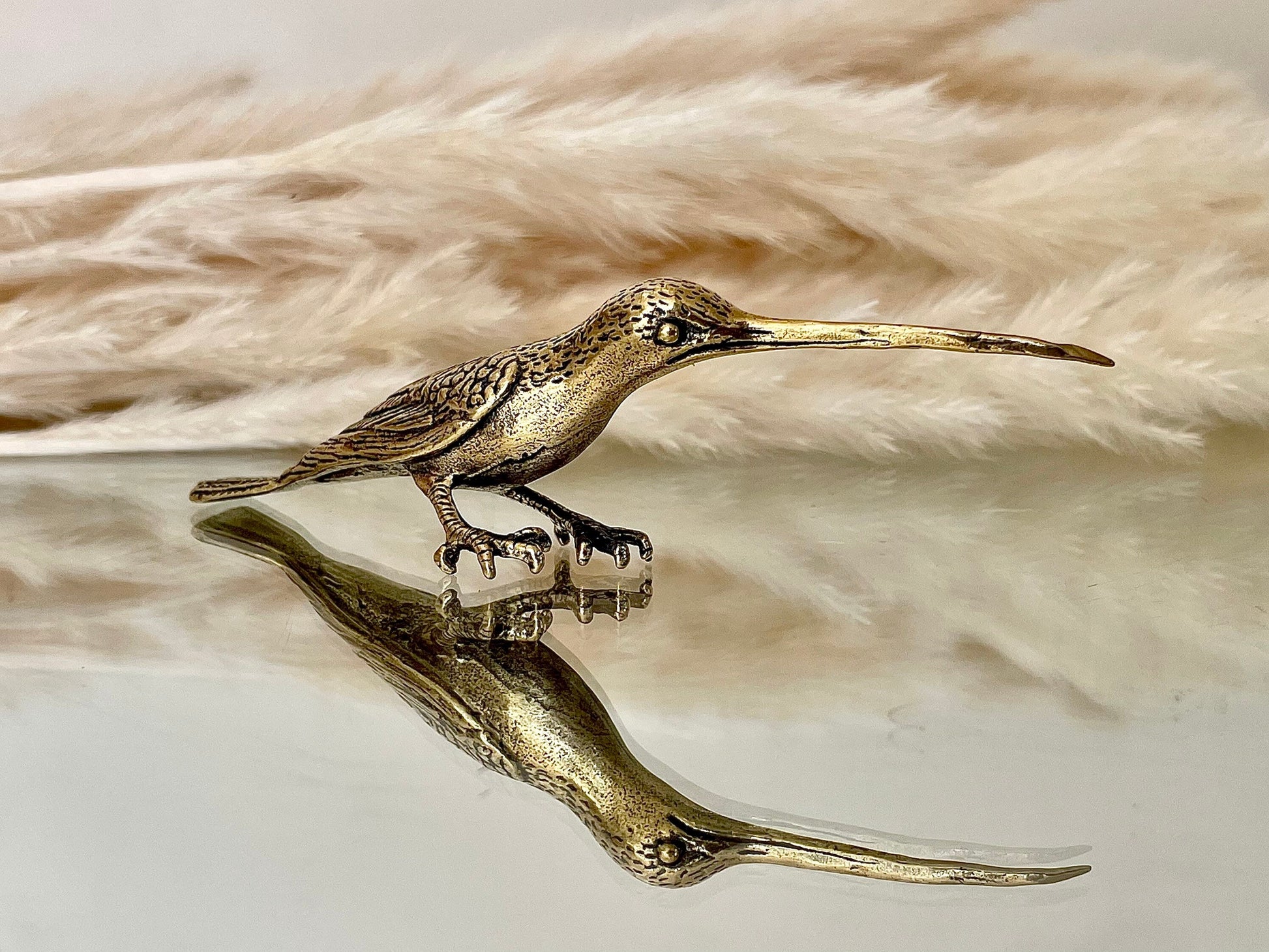 Hummingbird statuette, lifelike solid brass figurine, Curious hummingbird figure, Desktop ornament, Pretty gift, Paperweight, Nice gift