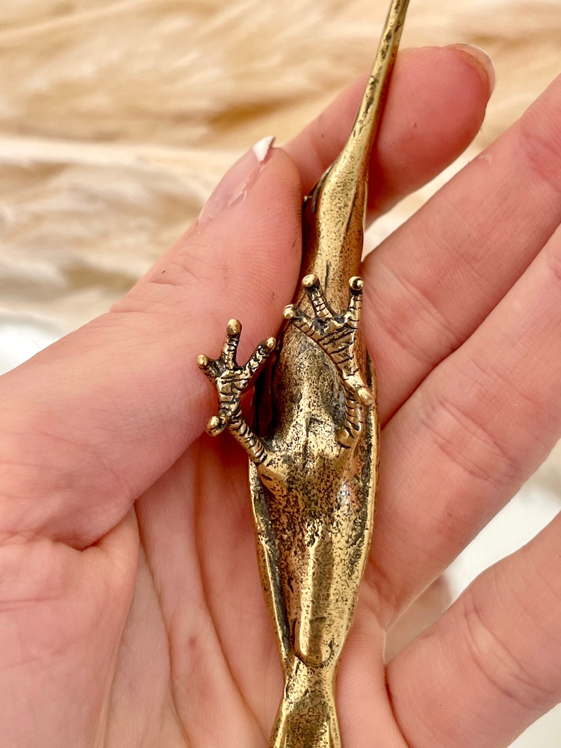 Hummingbird statuette, lifelike solid brass figurine, Curious hummingbird figure, Desktop ornament, Pretty gift, Paperweight, Nice gift