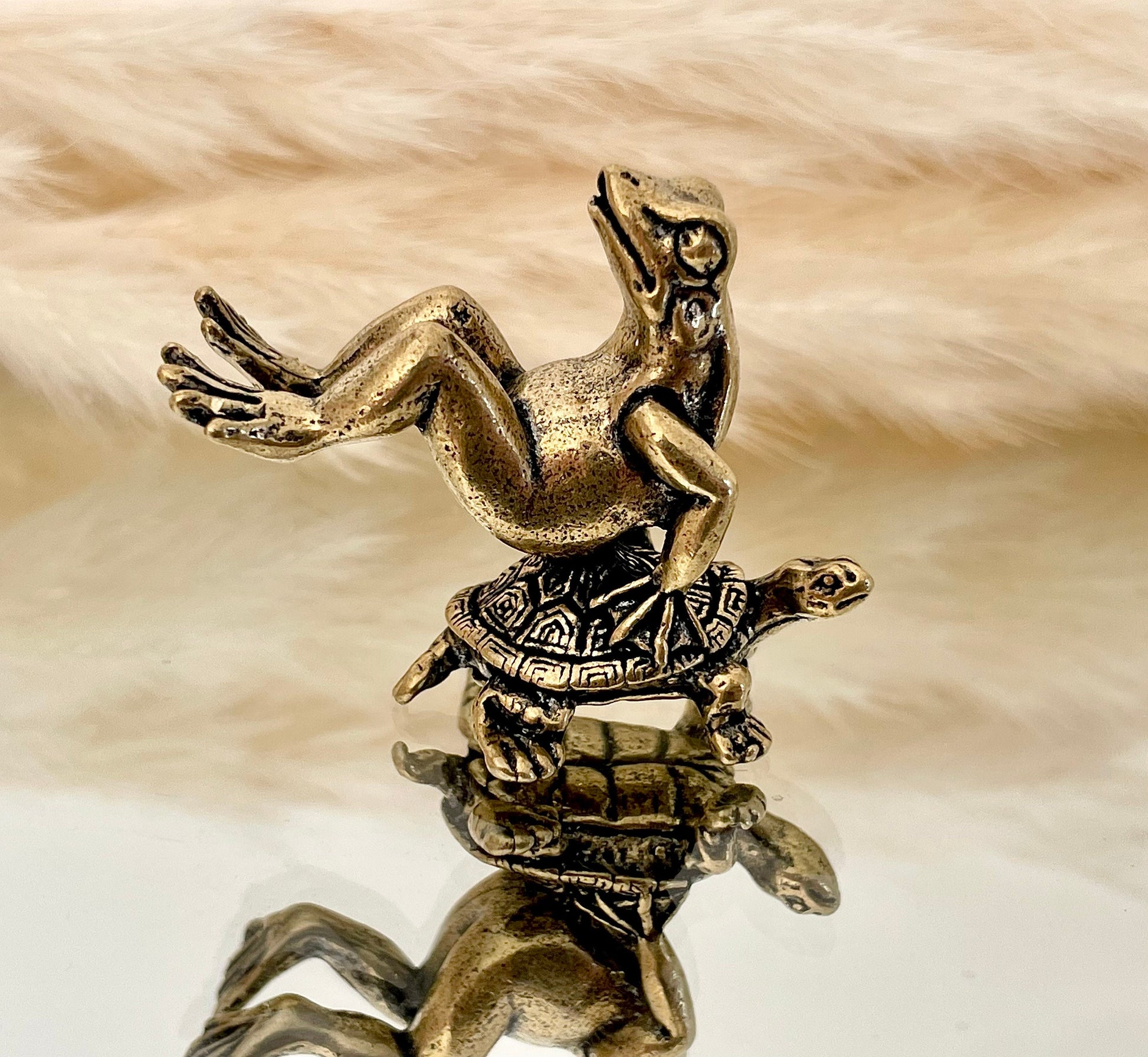 Fine solid brass creative figurine, The Friendship of the Turtle and the Frog, brush rest, novelty gift, frog figurine, Creative gift