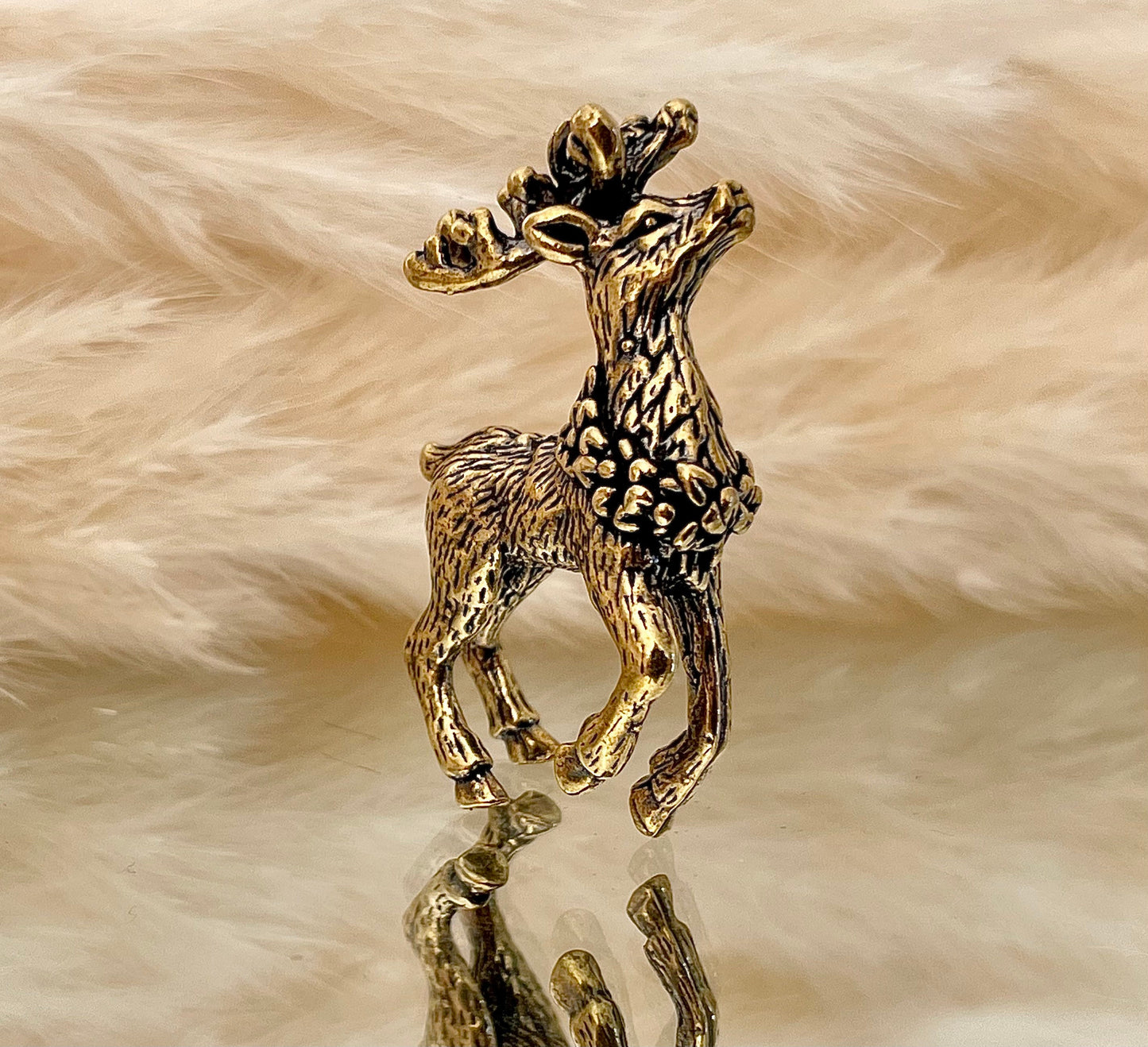 Reindeer statue, Metal deer ornament, Fine lifelike solid brass keychain, Festival reindeer, reindeer statue, pretty Christmas gift