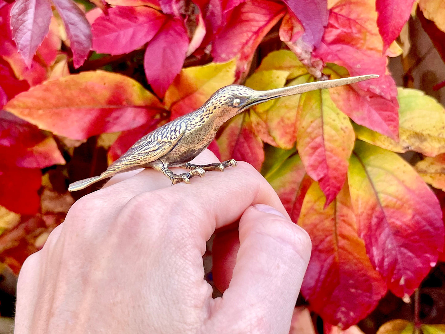 Hummingbird statuette, lifelike solid brass figurine, Curious hummingbird figure, Desktop ornament, Pretty gift, Paperweight, Nice gift