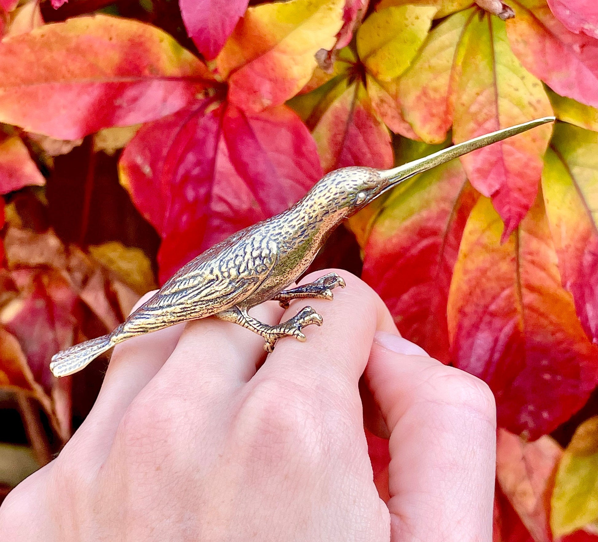 Hummingbird statuette, lifelike solid brass figurine, Curious hummingbird figure, Desktop ornament, Pretty gift, Paperweight, Nice gift