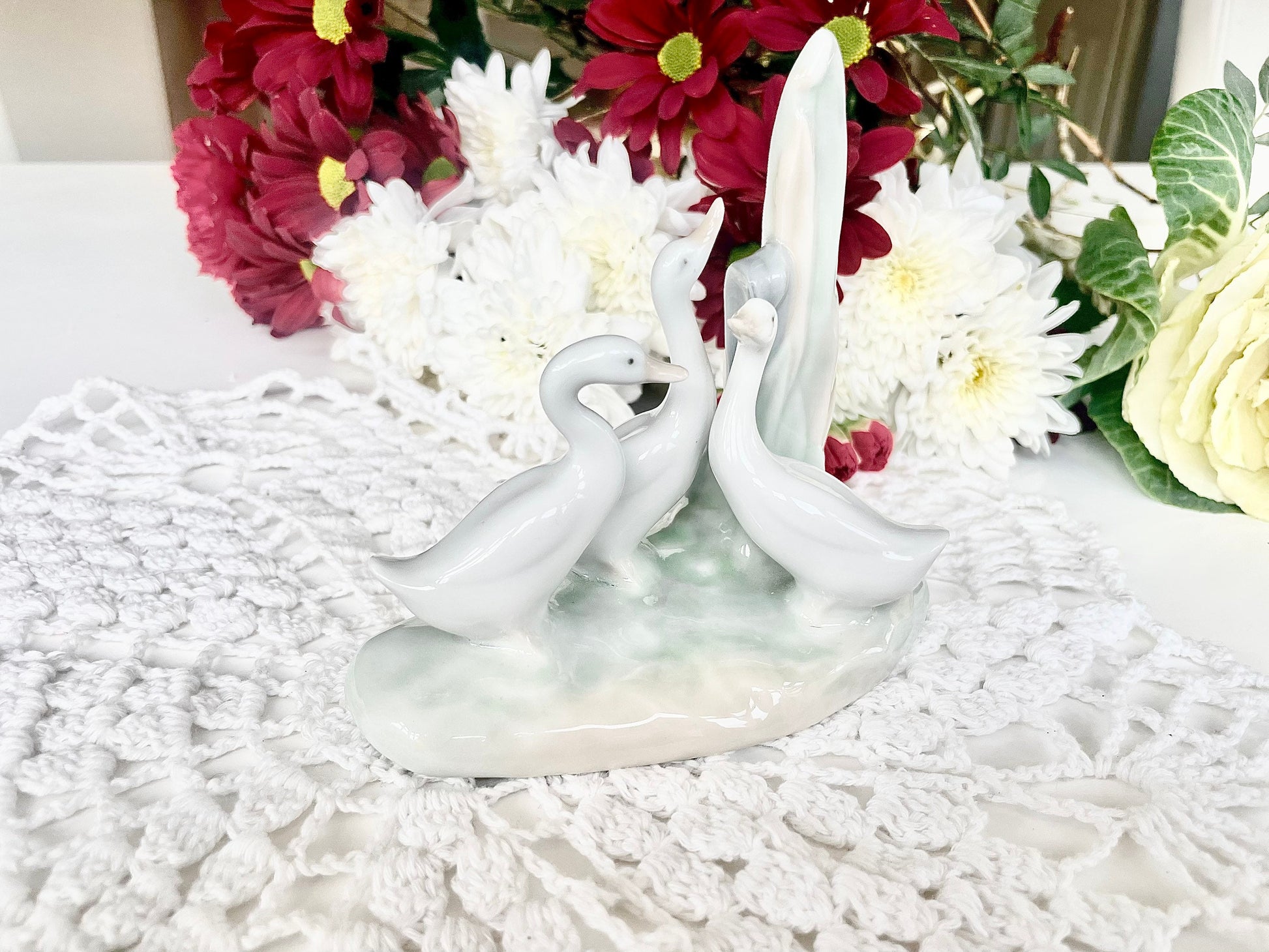 Adorable Vintage NAO figurine group of 3 swans/geese Hand made in Spain by Lladro, In great condition