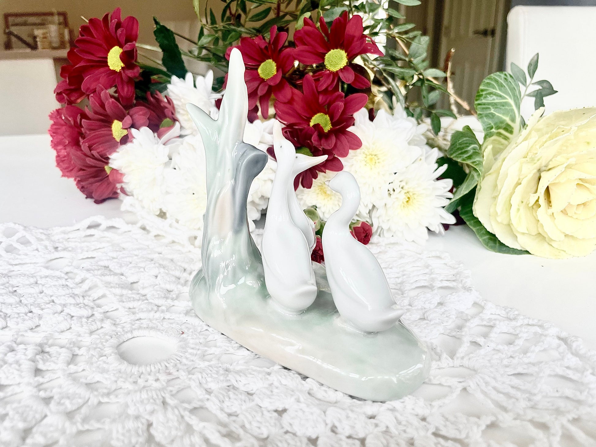 Adorable Vintage NAO figurine group of 3 swans/geese Hand made in Spain by Lladro, In great condition