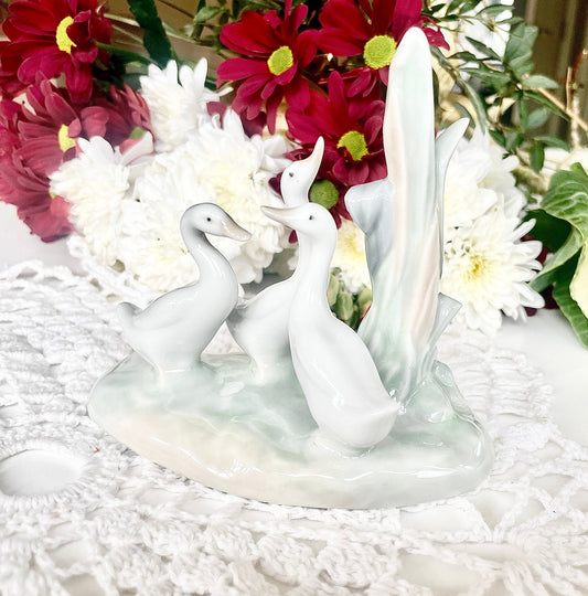 Adorable Vintage NAO figurine group of 3 swans/geese Hand made in Spain by Lladro, In great condition