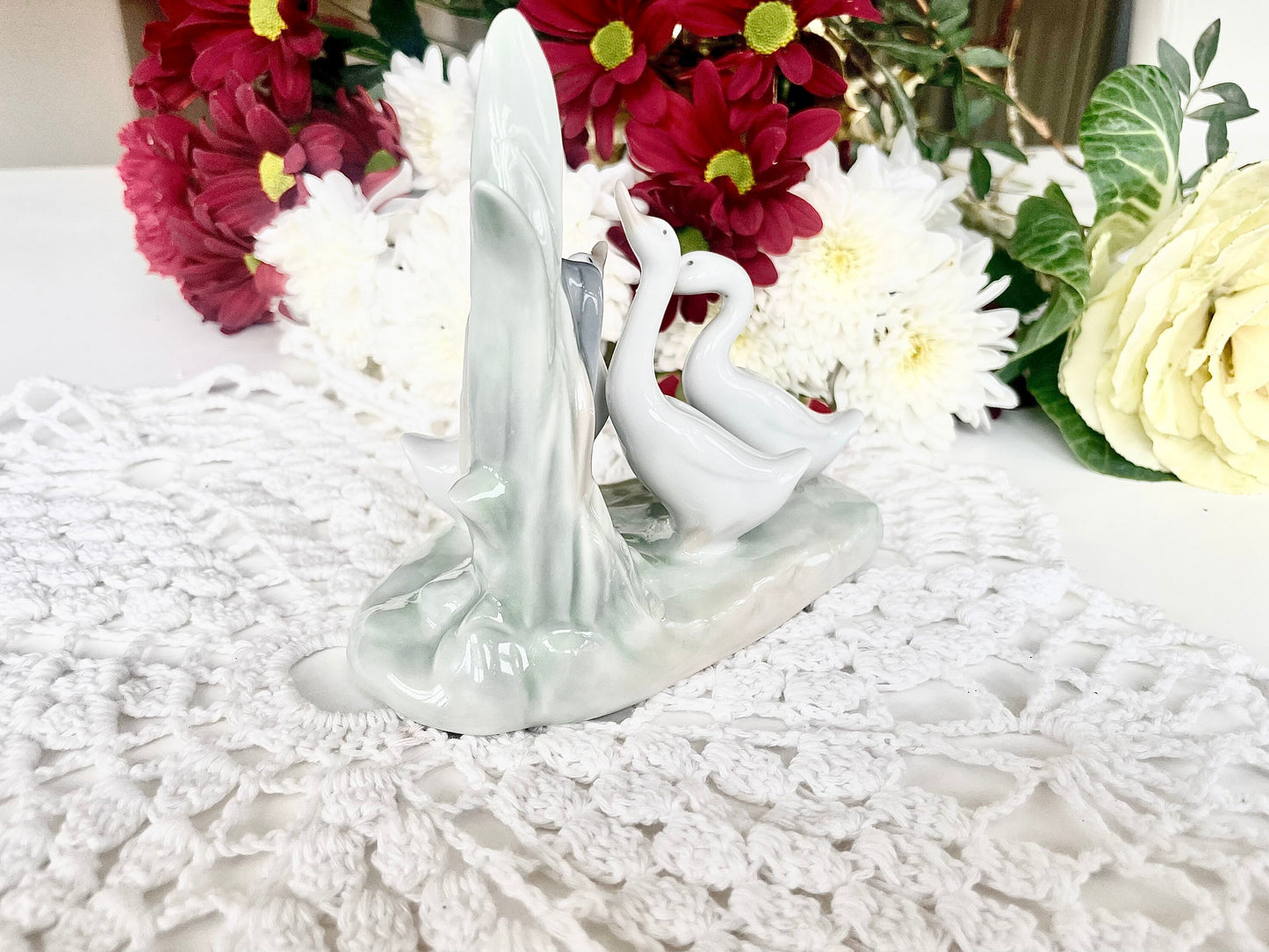 Adorable Vintage NAO figurine group of 3 swans/geese Hand made in Spain by Lladro, In great condition