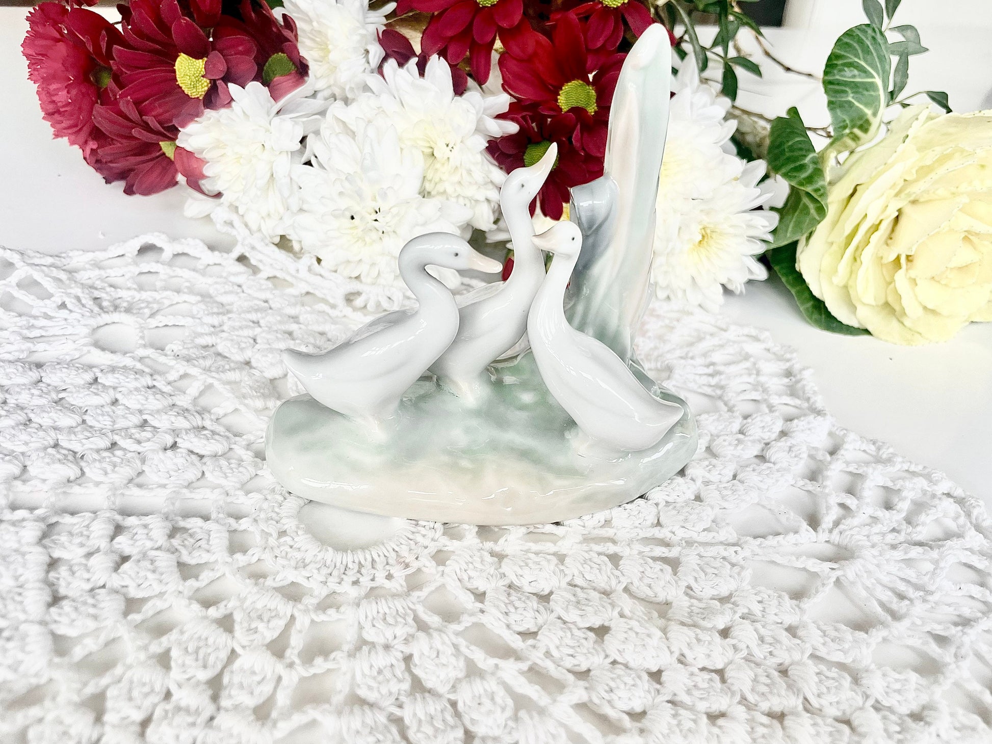 Adorable Vintage NAO figurine group of 3 swans/geese Hand made in Spain by Lladro, In great condition