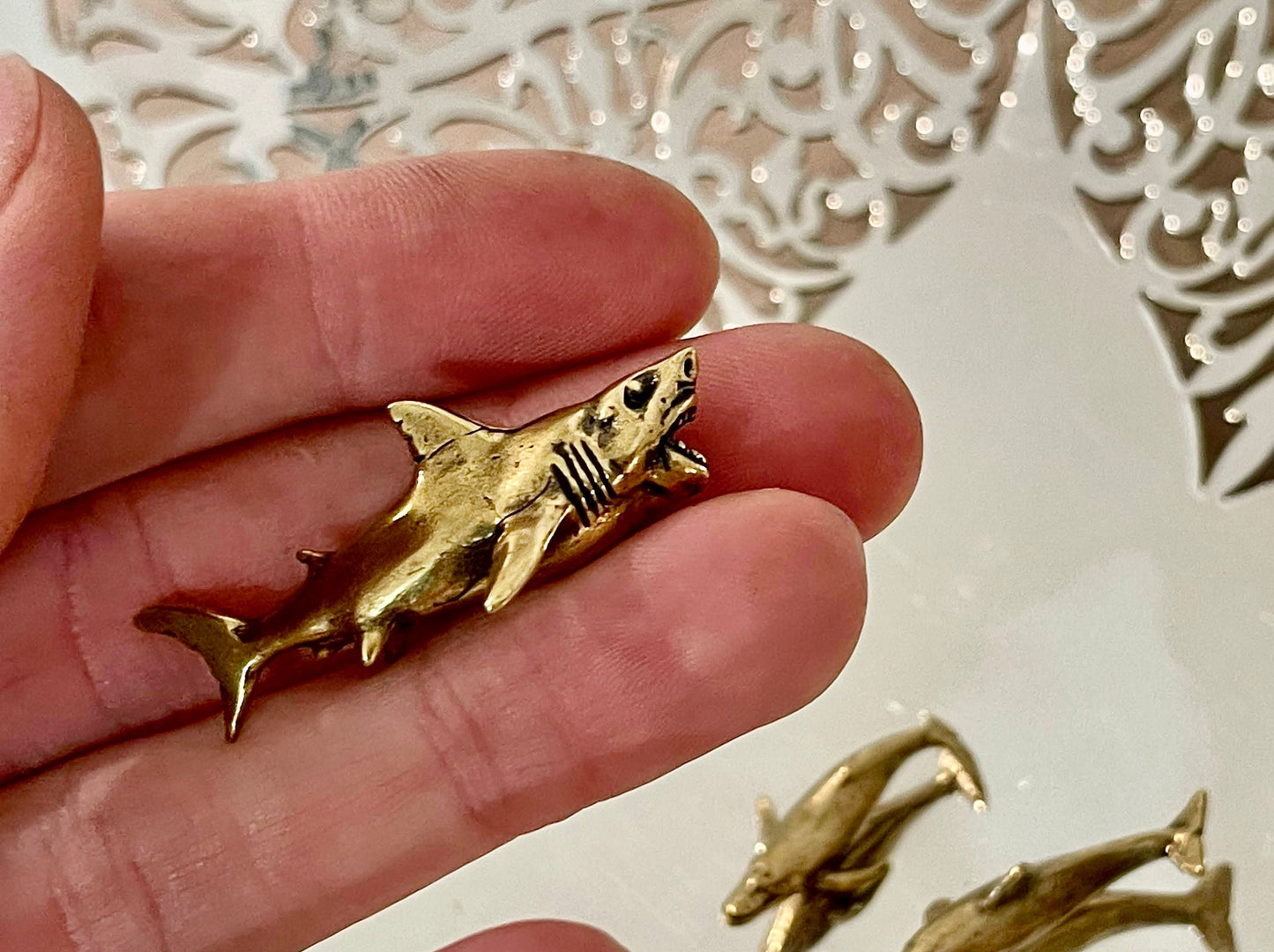 Lifelike solid brass sculptures shark, whale figurine, dolphin statue, metal sea creatures, tiny metal figurine