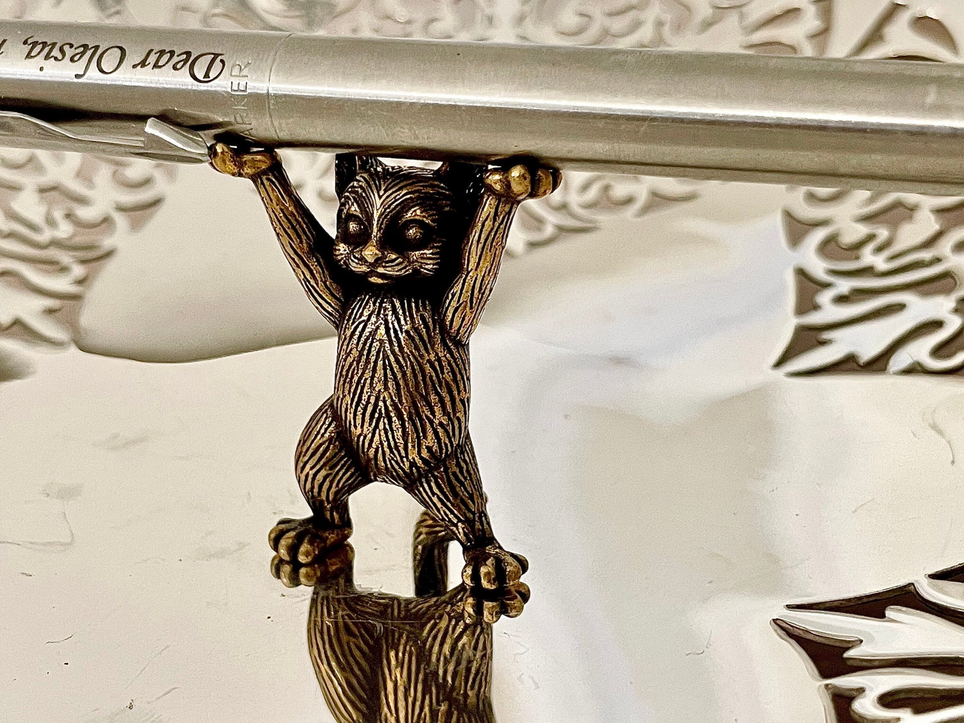 Cat pen holder, Kitten holding a pen, brass tabby Pen rest, Brush holder, Paperweight, Desktop ornament, Cat figurine, Creative gift