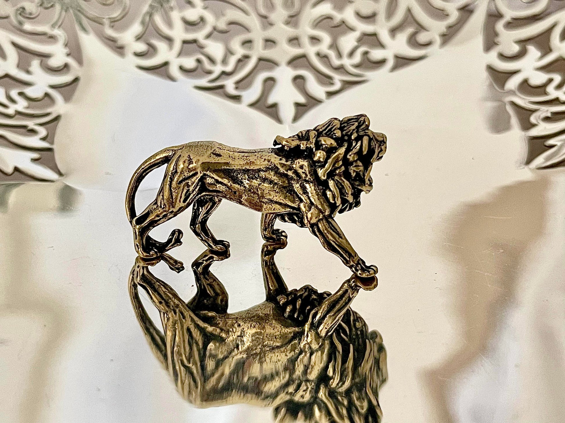 King lion casting figurine, Solid Brass Hand Carved Lion Statue, home decoration, collectible brass figurine