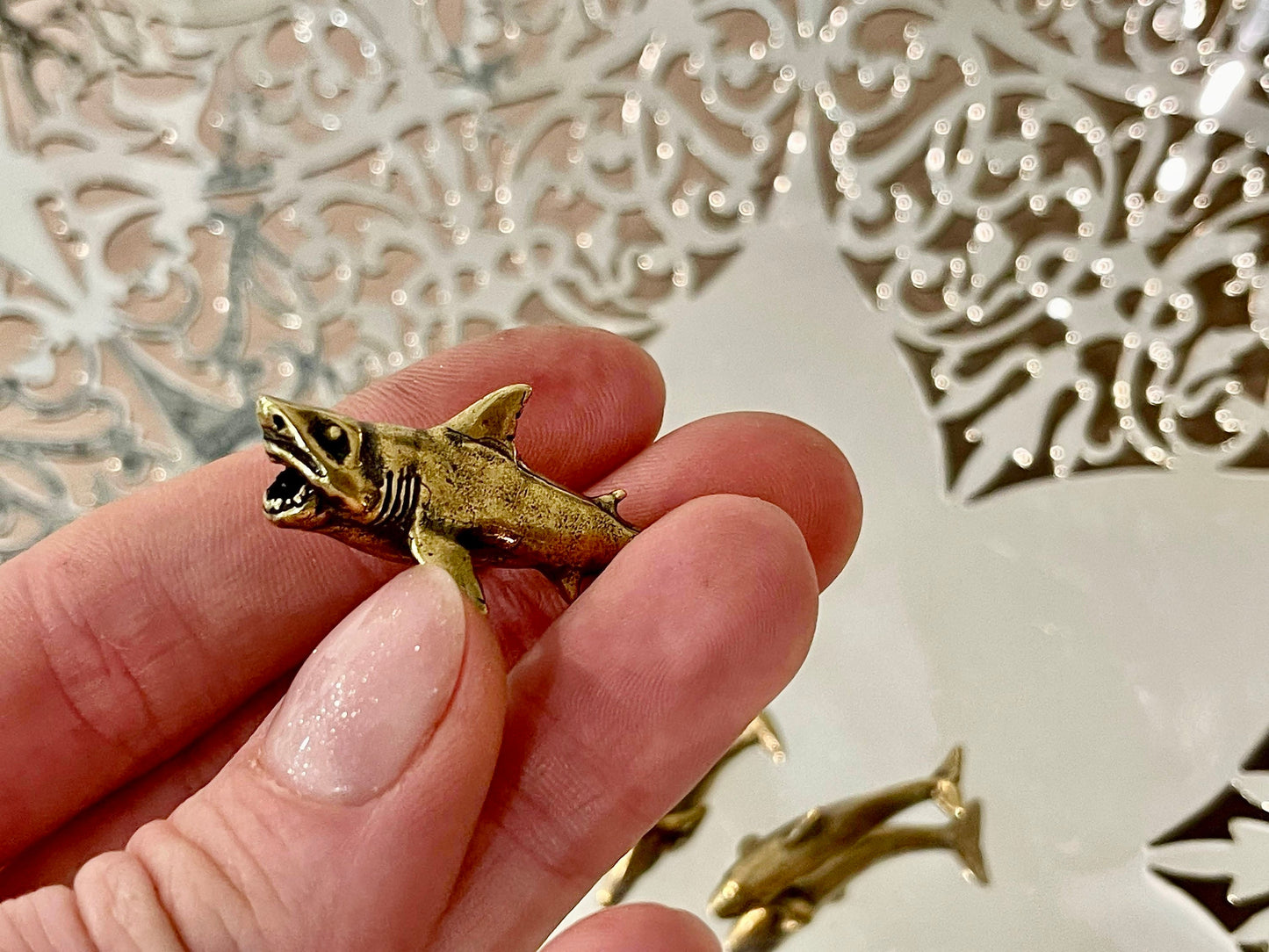 Lifelike solid brass sculptures shark, whale figurine, dolphin statue, metal sea creatures, tiny metal figurine