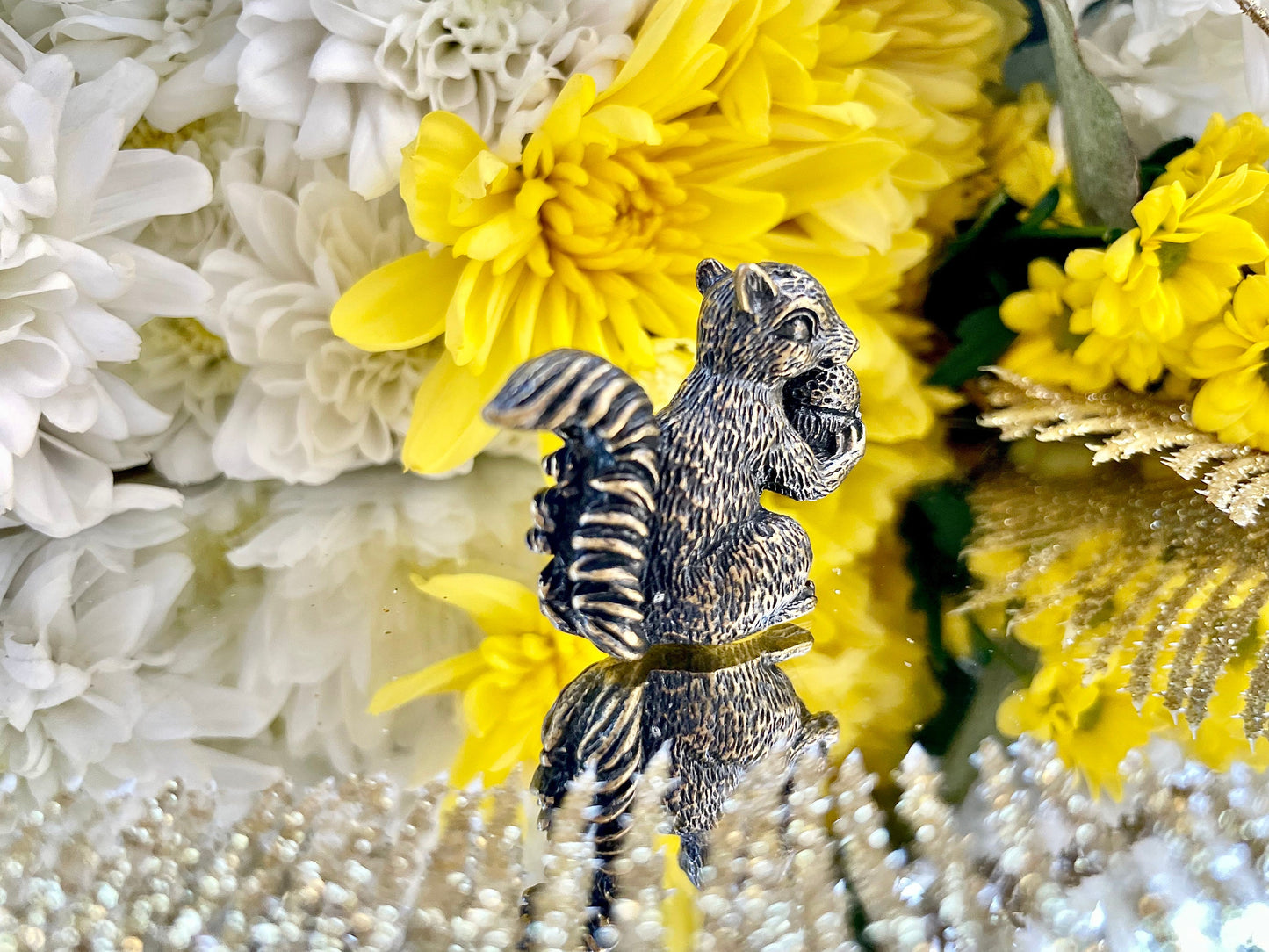 Solid brass figurine squirrel holding acorn, collectible brass ornament, beautiful decoration for tabletop
