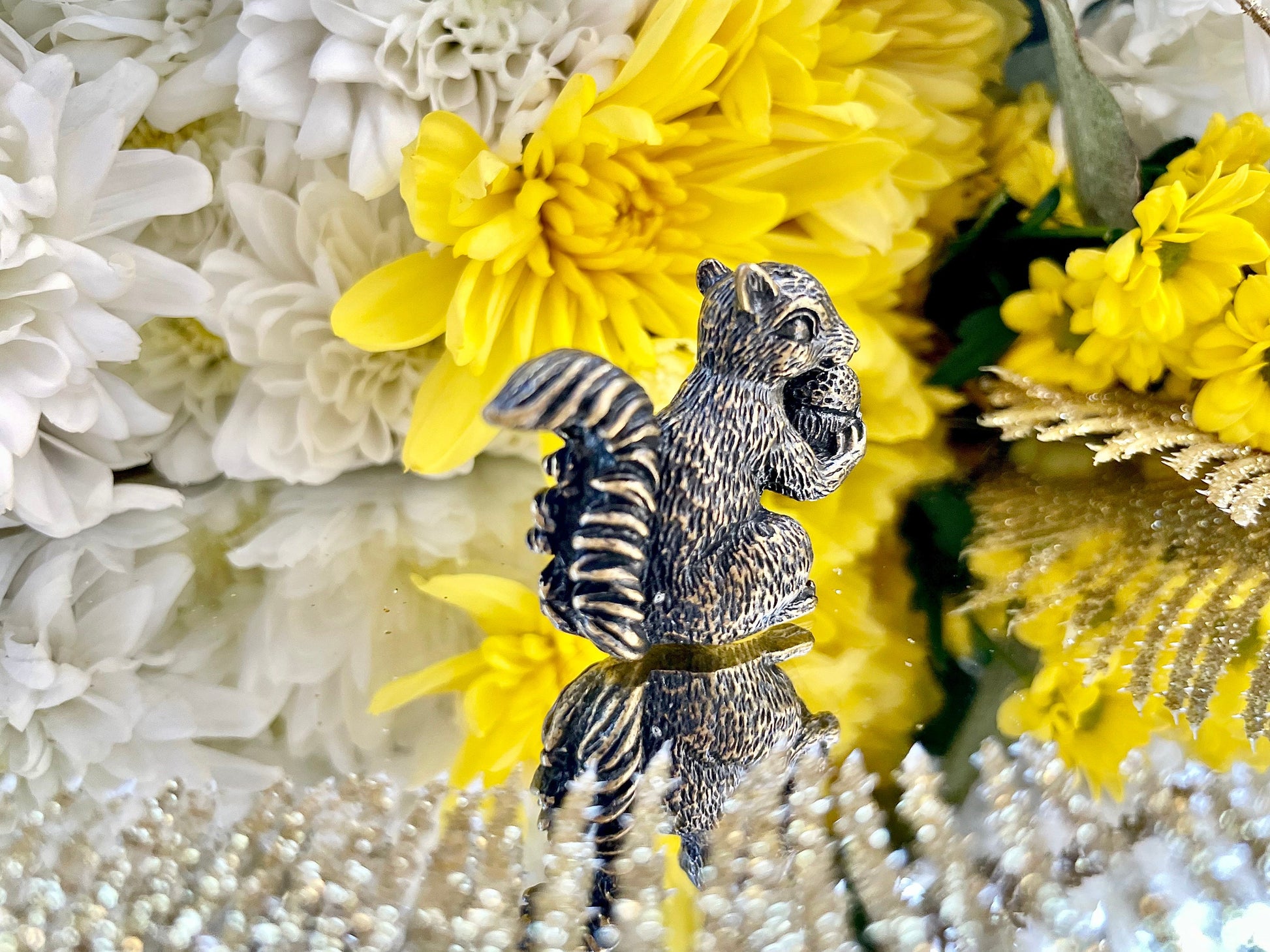 Solid brass figurine squirrel holding acorn, collectible brass ornament, beautiful decoration for tabletop