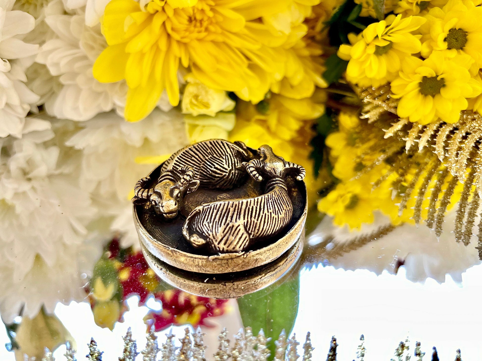 Fine solid brass Feng shui ox figurine, brass gossip Tai Chi ox sculpture, Feng Shui ornament, Two Buffalo Home Decoration