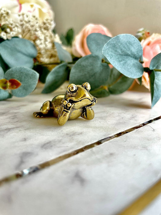 Solid brass Cute Frog Statuette, Decoration Ornament Dreaming frog, Sculpture Sleeping Thinking Frog, Office Desktop Ornament, paperweight