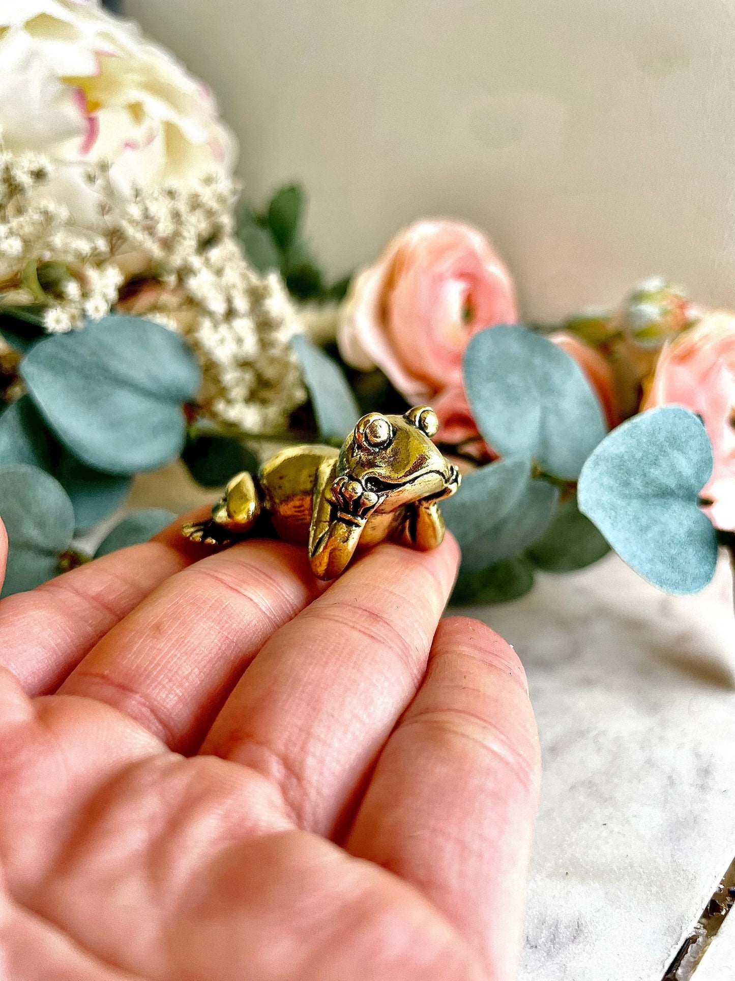 Solid brass Cute Frog Statuette, Decoration Ornament Dreaming frog, Sculpture Sleeping Thinking Frog, Office Desktop Ornament, paperweight