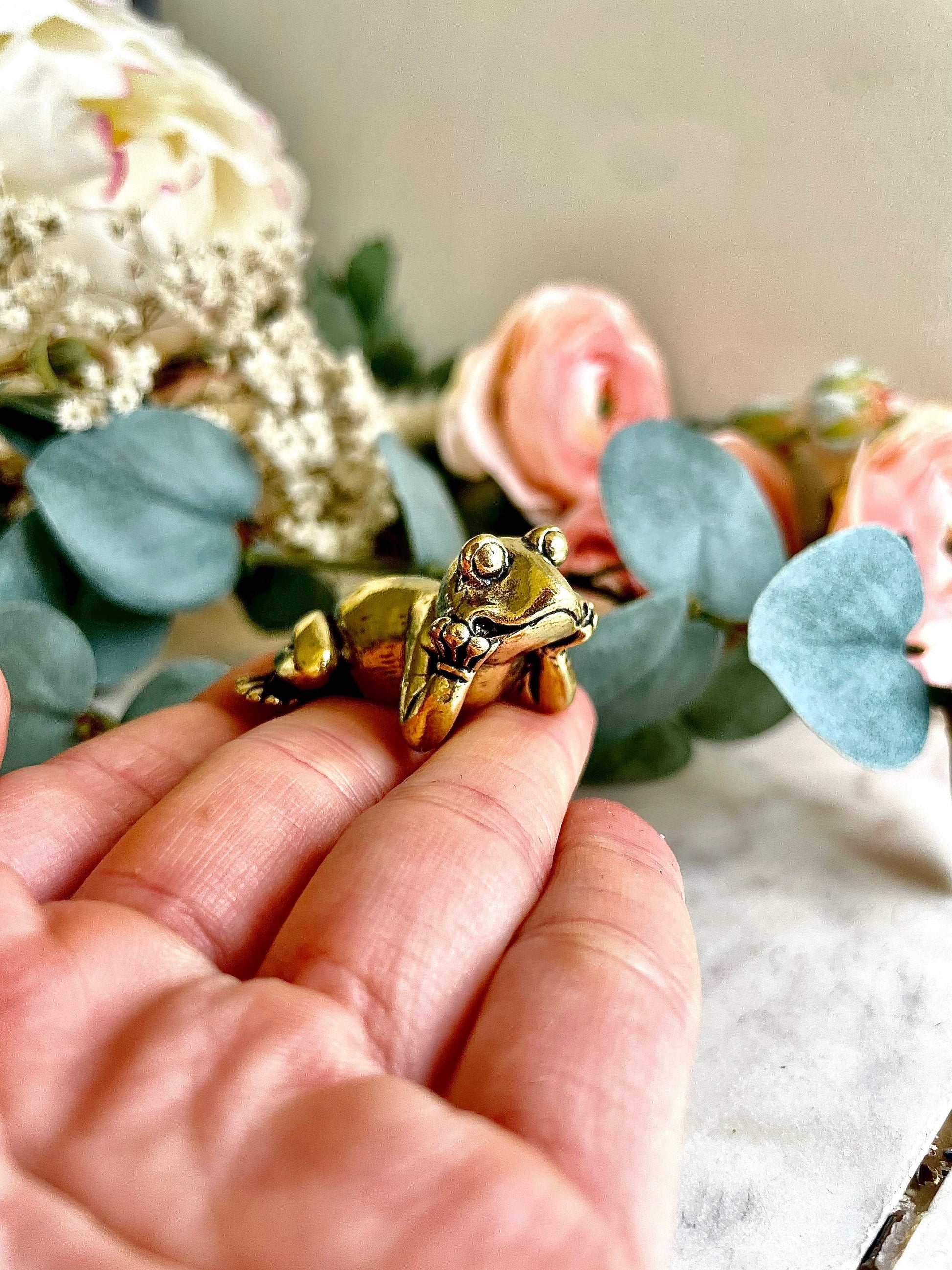 Solid brass Cute Frog Statuette, Decoration Ornament Dreaming frog, Sculpture Sleeping Thinking Frog, Office Desktop Ornament, paperweight