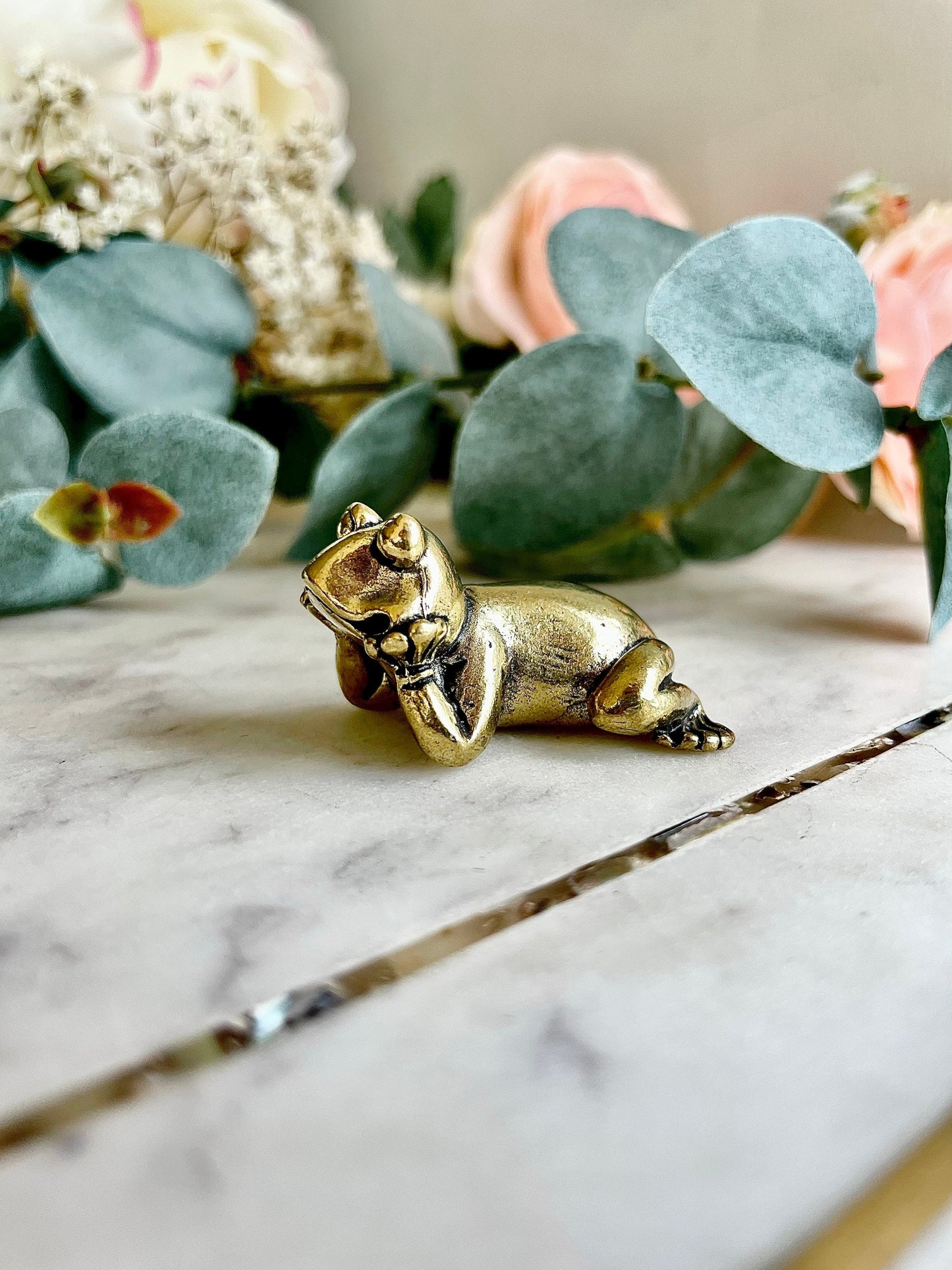 Solid brass Cute Frog Statuette, Decoration Ornament Dreaming frog, Sculpture Sleeping Thinking Frog, Office Desktop Ornament, paperweight