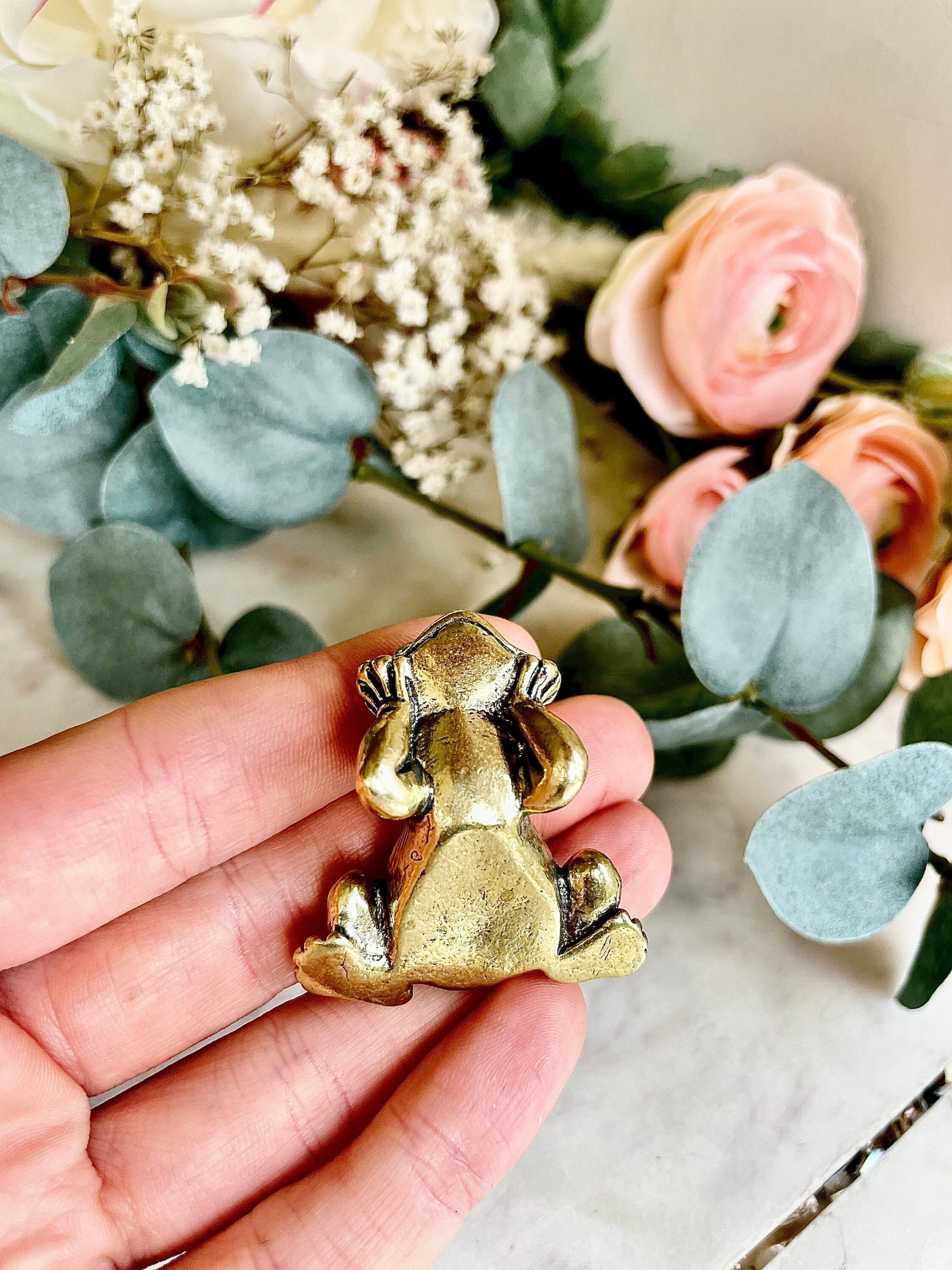 Solid brass Cute Frog Statuette, Decoration Ornament Dreaming frog, Sculpture Sleeping Thinking Frog, Office Desktop Ornament, paperweight