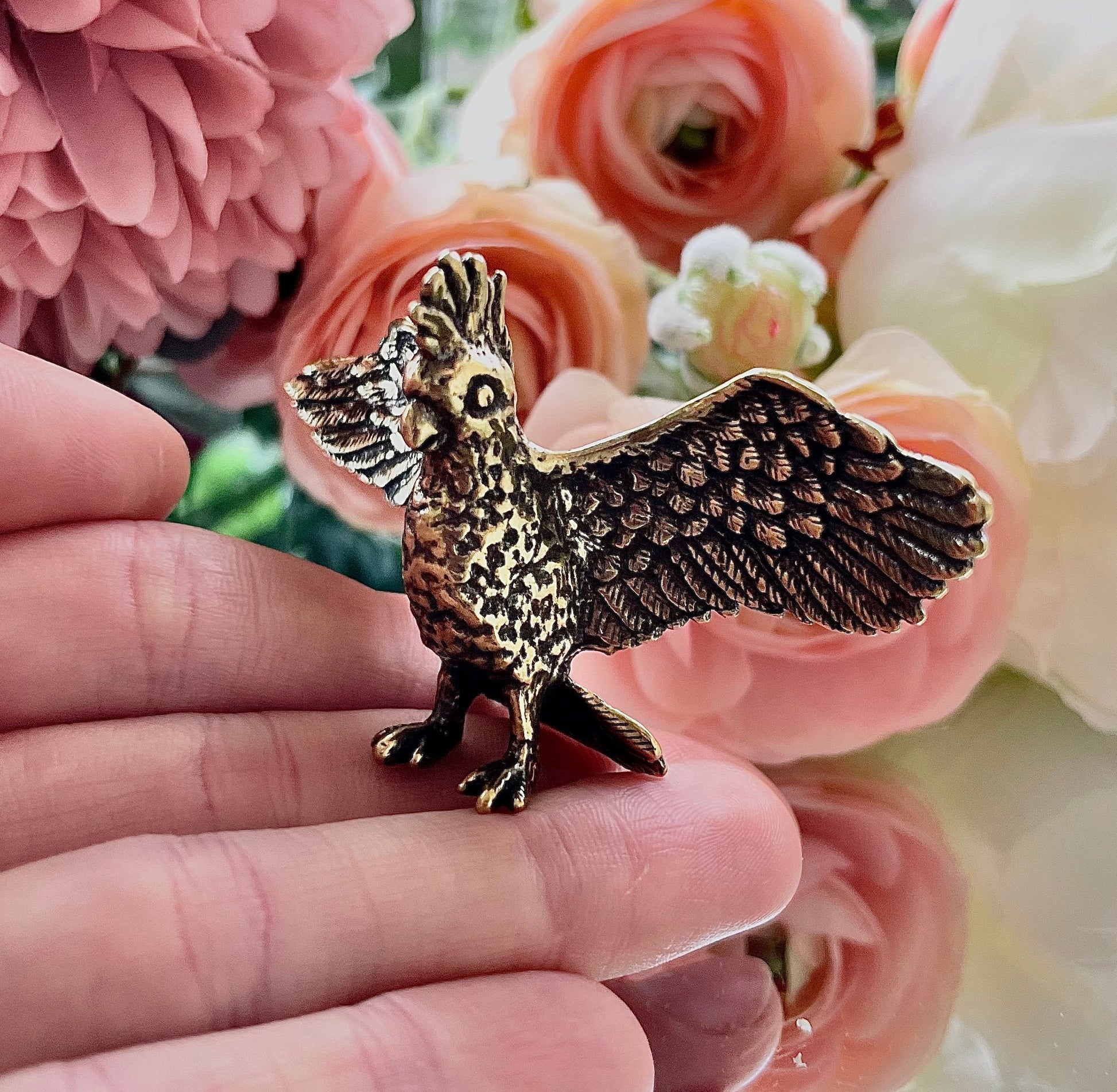 Cockatoo figurine, lifelike fine solid brass sculpture, Kakatoe statuette, Parrot decor, gift for bird lovers, ornament for desktop