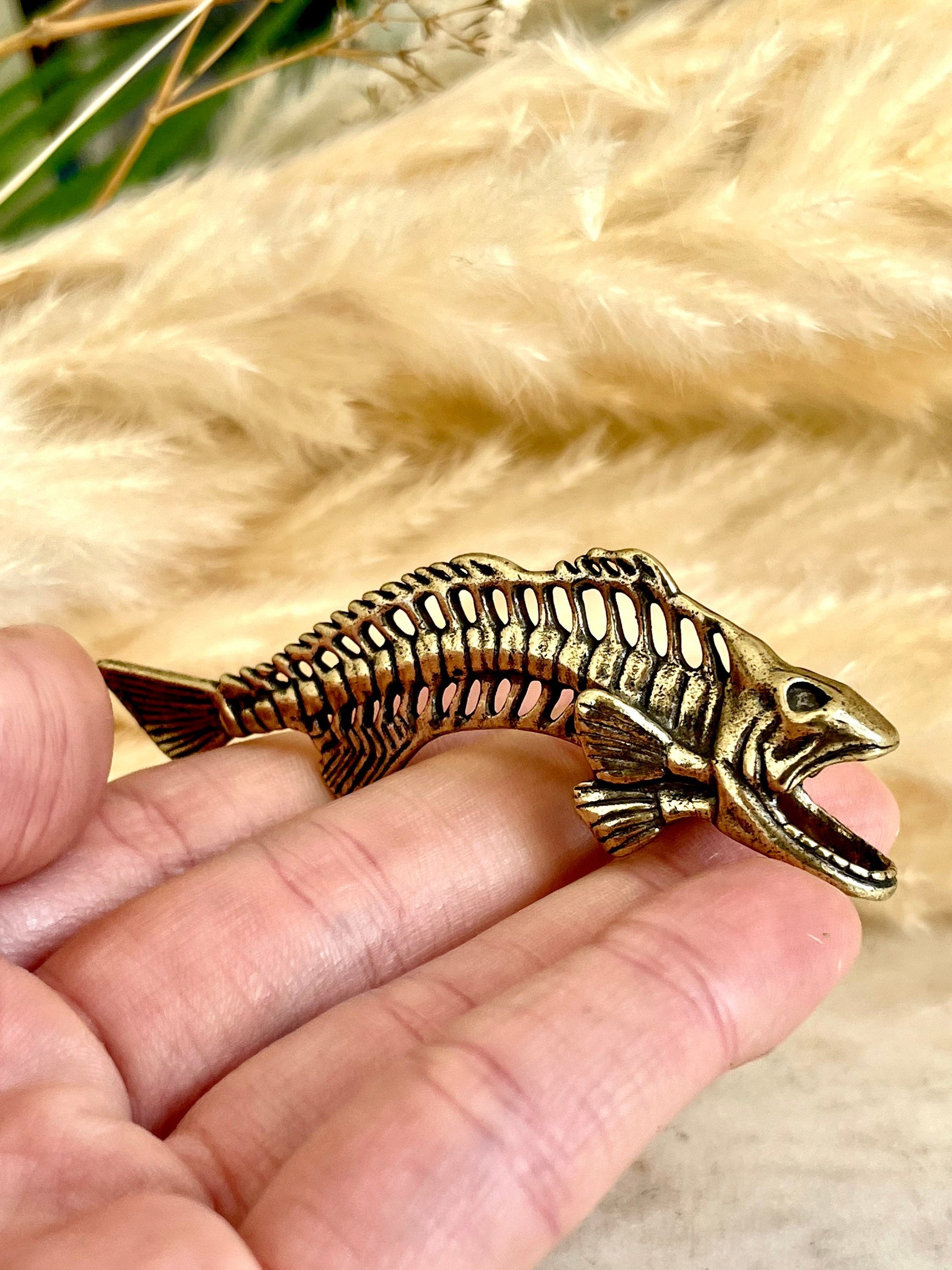 Solid brass Fishbone figurine, Crater Beads, Fish skeleton Keyring, Hanging Trinkets, Creative Zipper, Brass Fish Bone, Paracord Bead