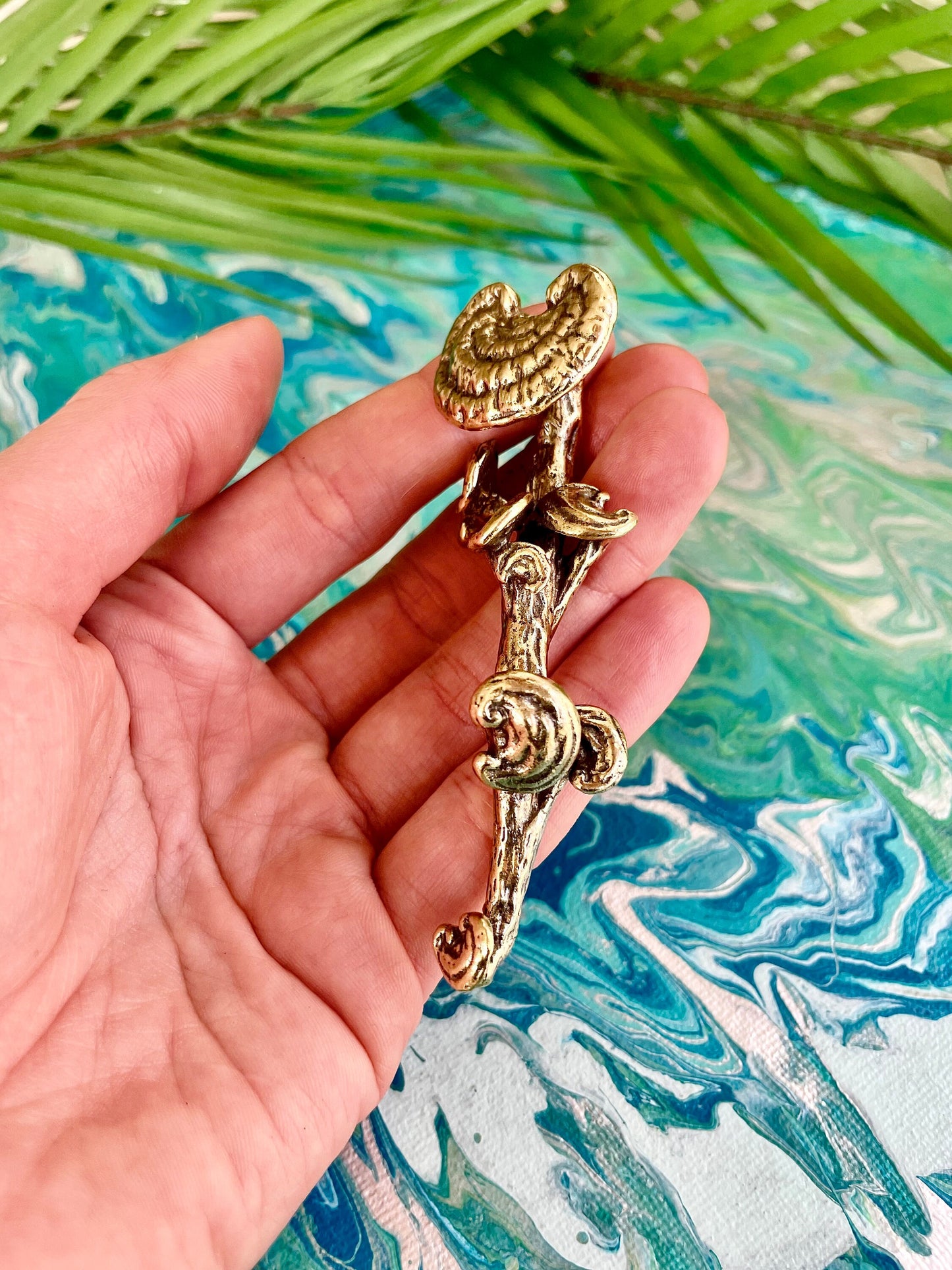 Solid brass Ganoderma lucidum Pen Holder, small desktop ornaments, Mushrooms on a bench fountain pen rest, tree fungus figurine