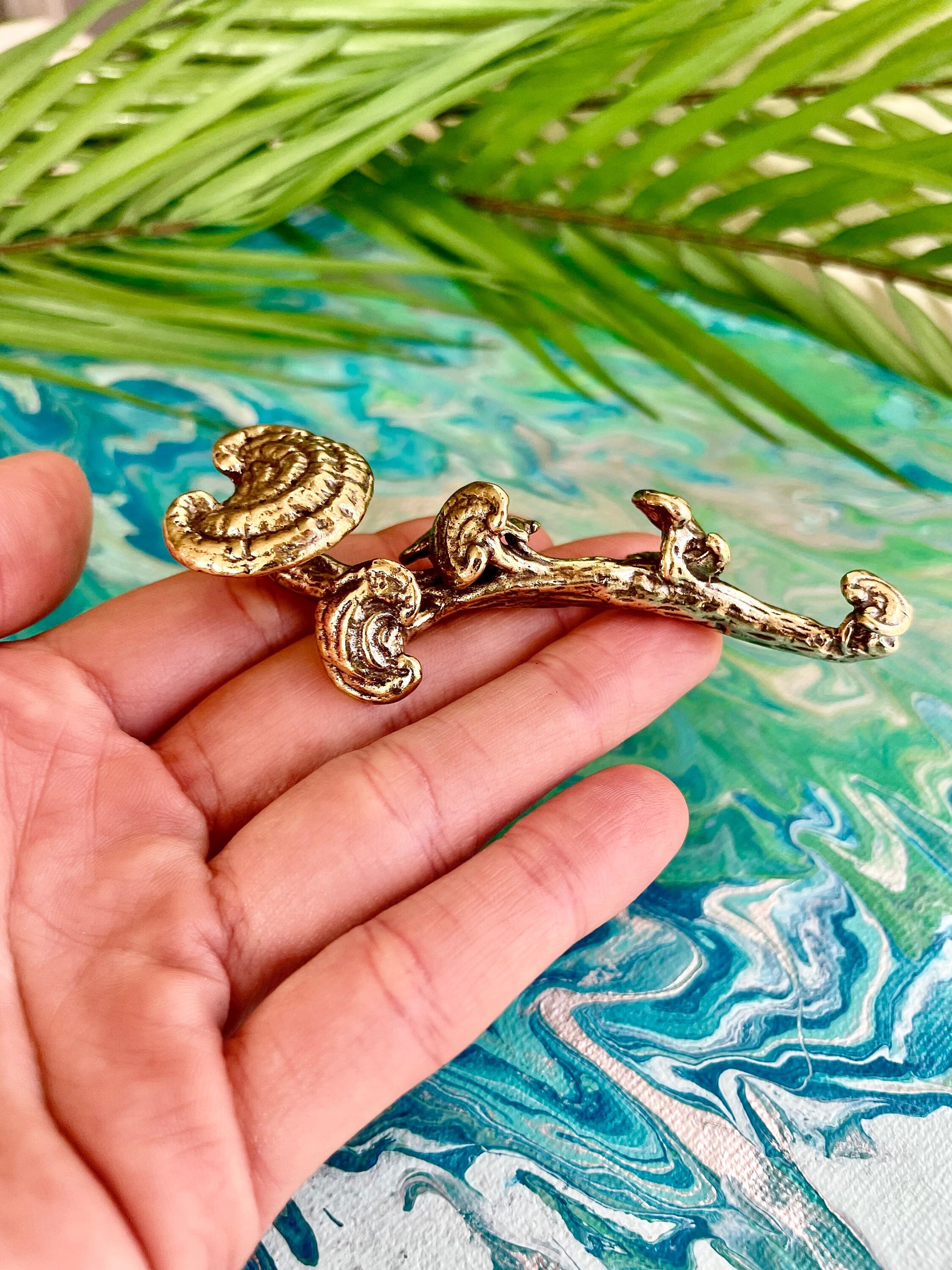 Solid brass Ganoderma lucidum Pen Holder, small desktop ornaments, Mushrooms on a bench fountain pen rest, tree fungus figurine