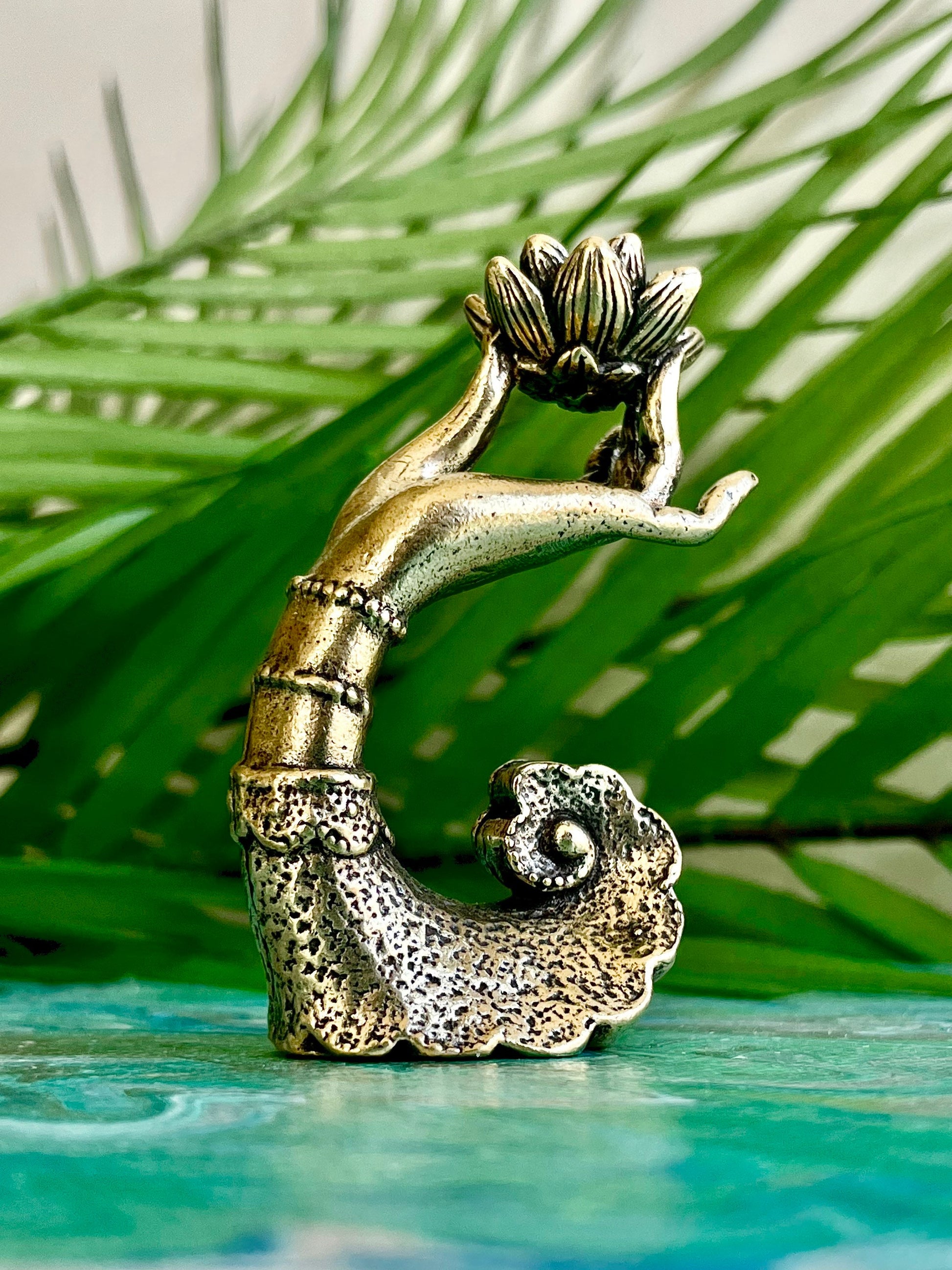 Brass lotus figurine, leaf lotus backflow incense decoration desktop bergamot, hand holding lotus miniature, creative incense holder