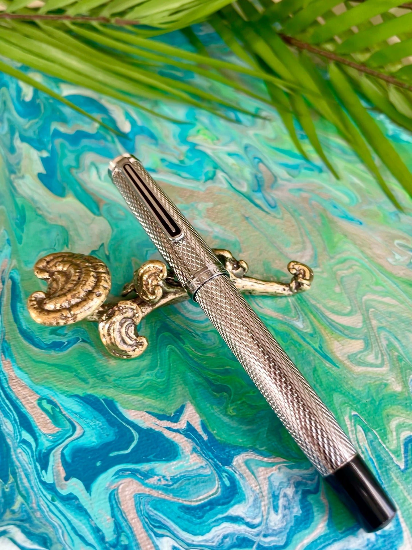 Solid brass Ganoderma lucidum Pen Holder, small desktop ornaments, Mushrooms on a bench fountain pen rest, tree fungus figurine