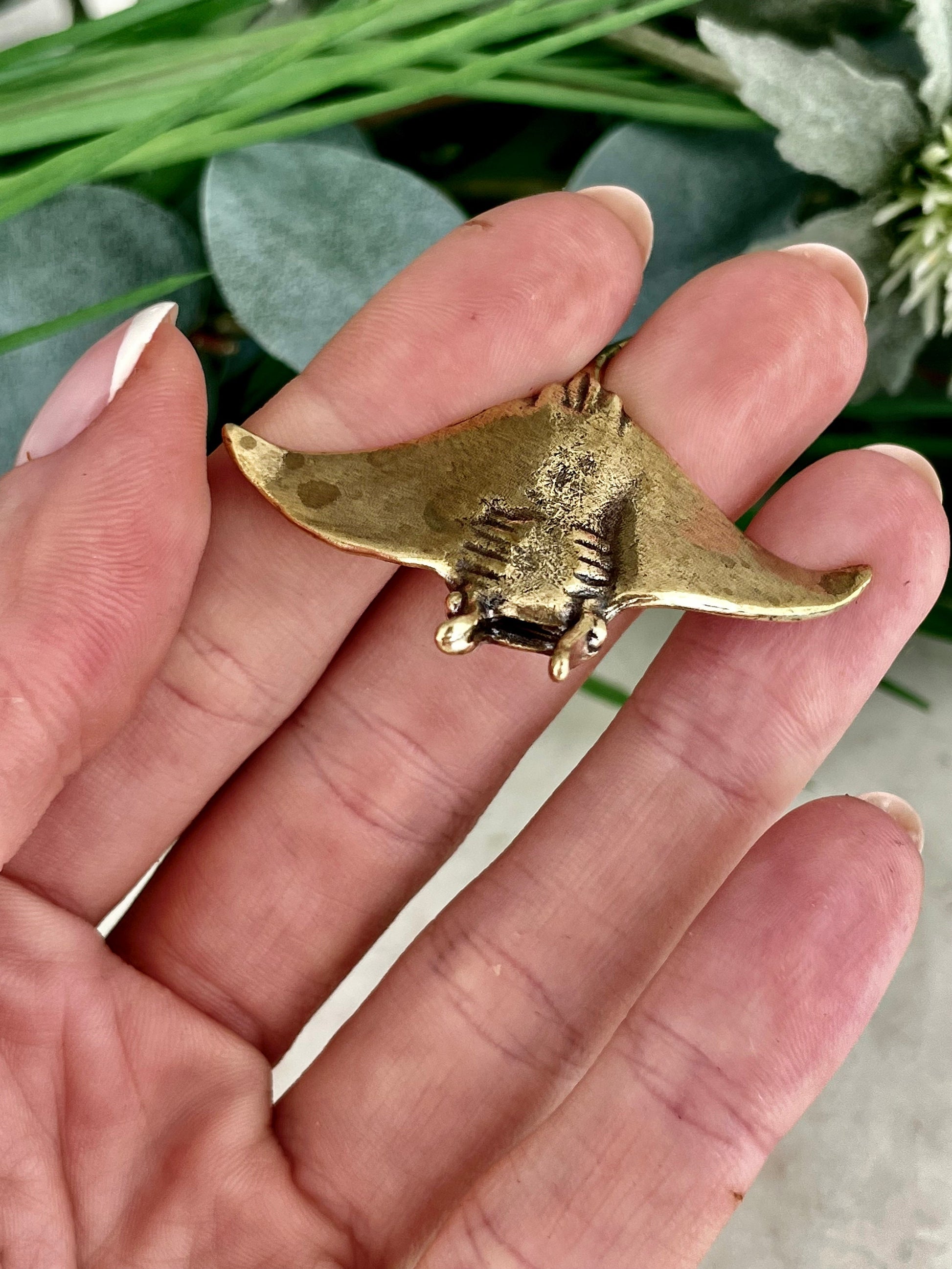 Beautiful fine lifelike Manta Ray figurine, Sea-life ornament, Devil fish miniature, sea inspired trinket